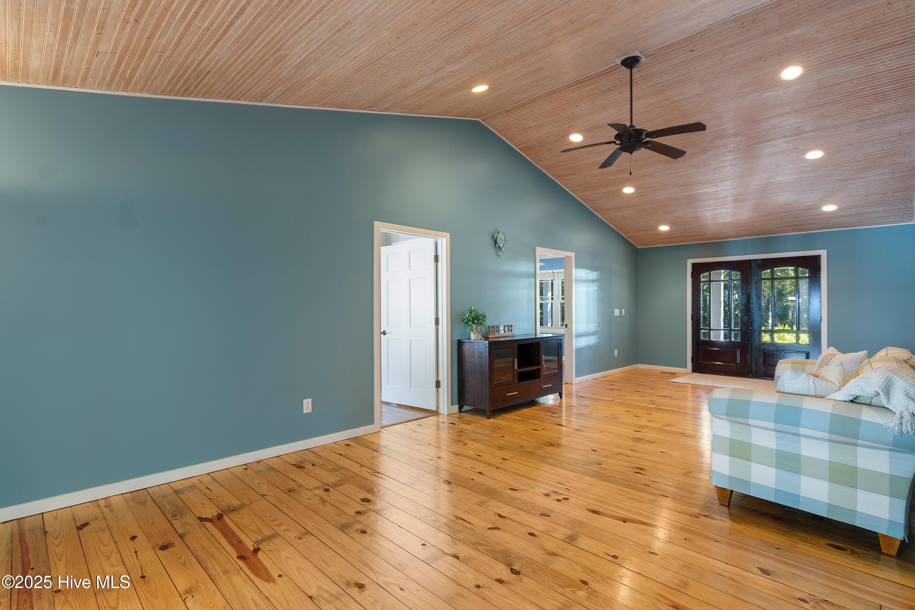 100537849 | Photo 13