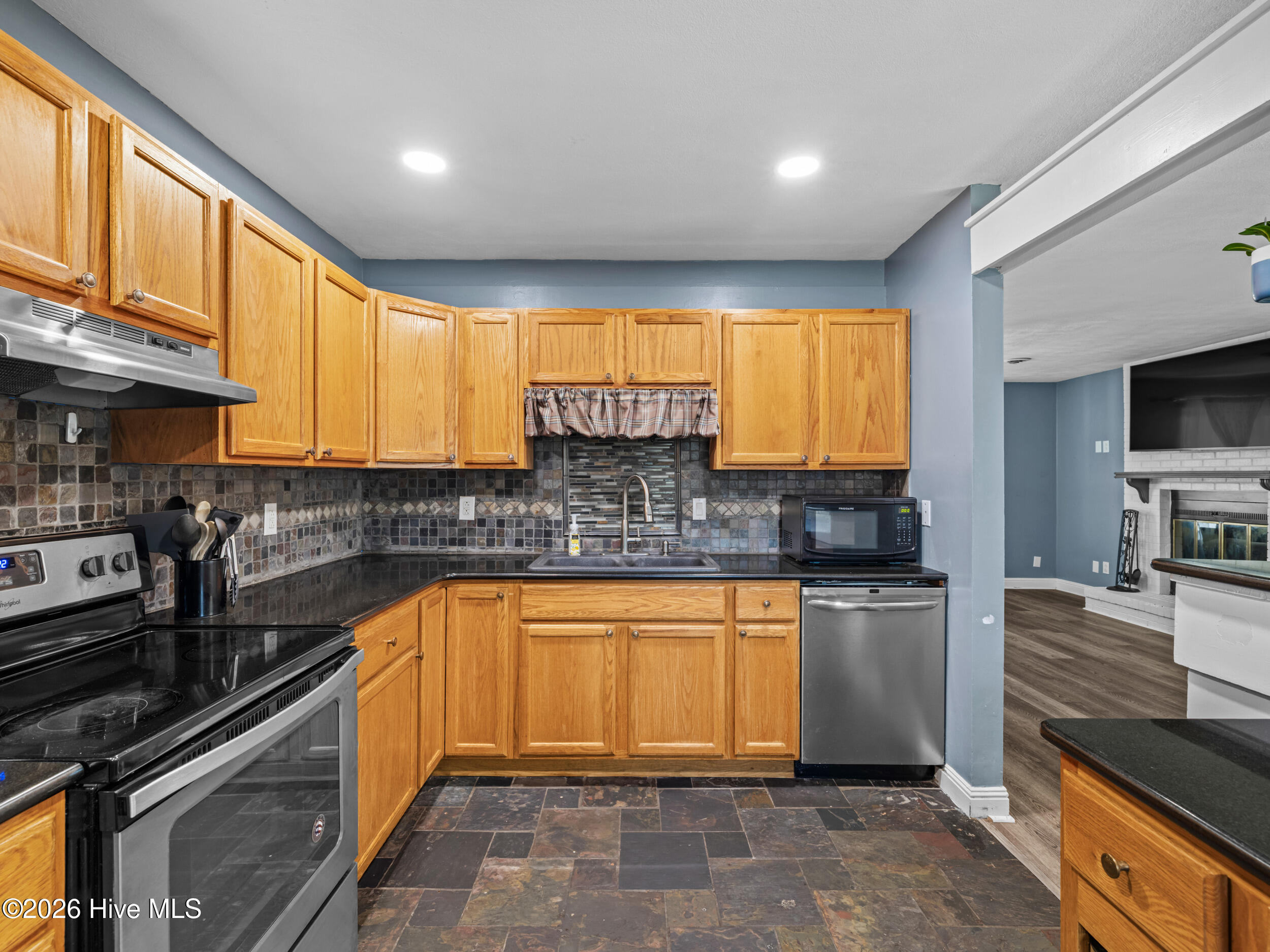 100550841 | Photo 13