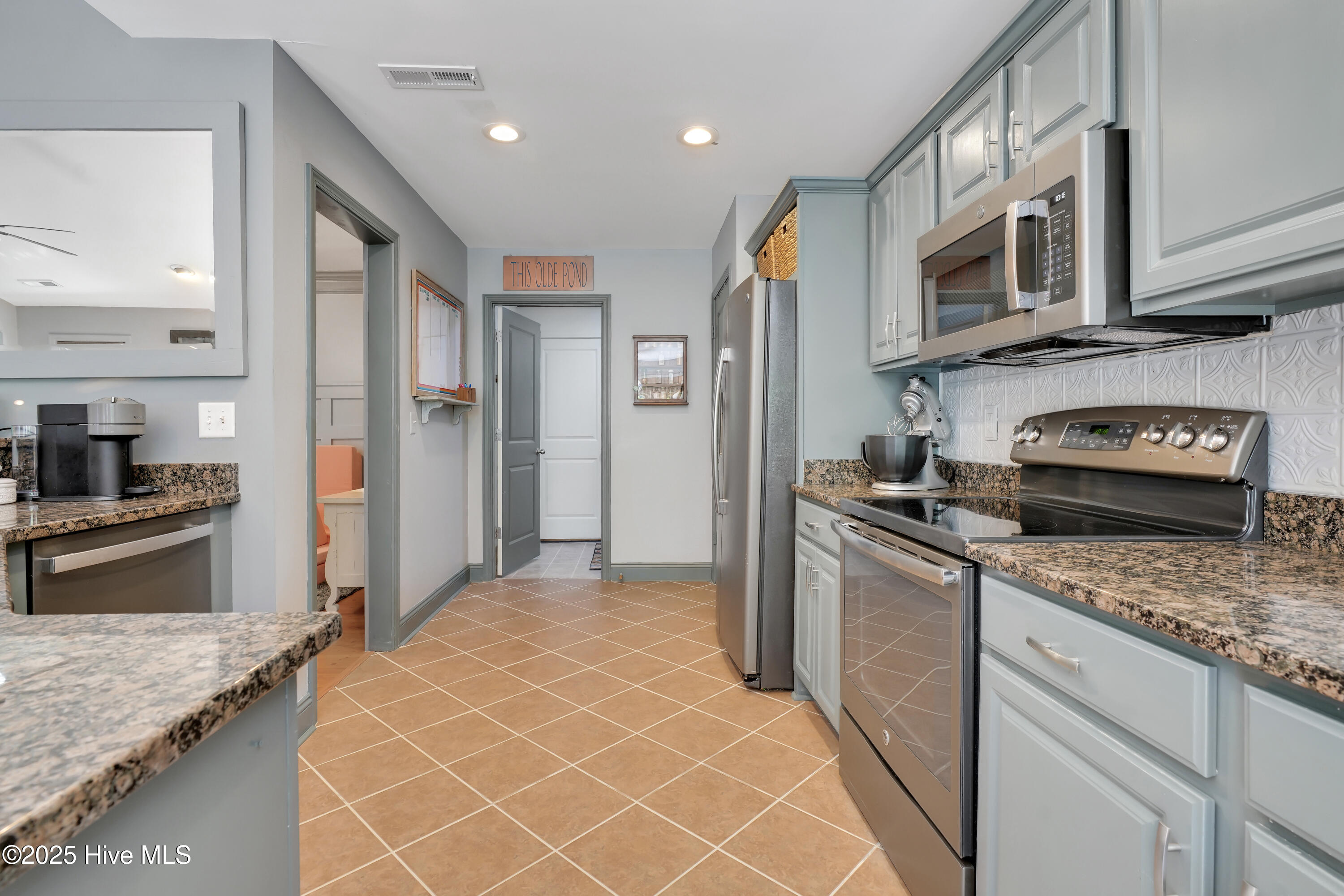 100525985 | Photo 14