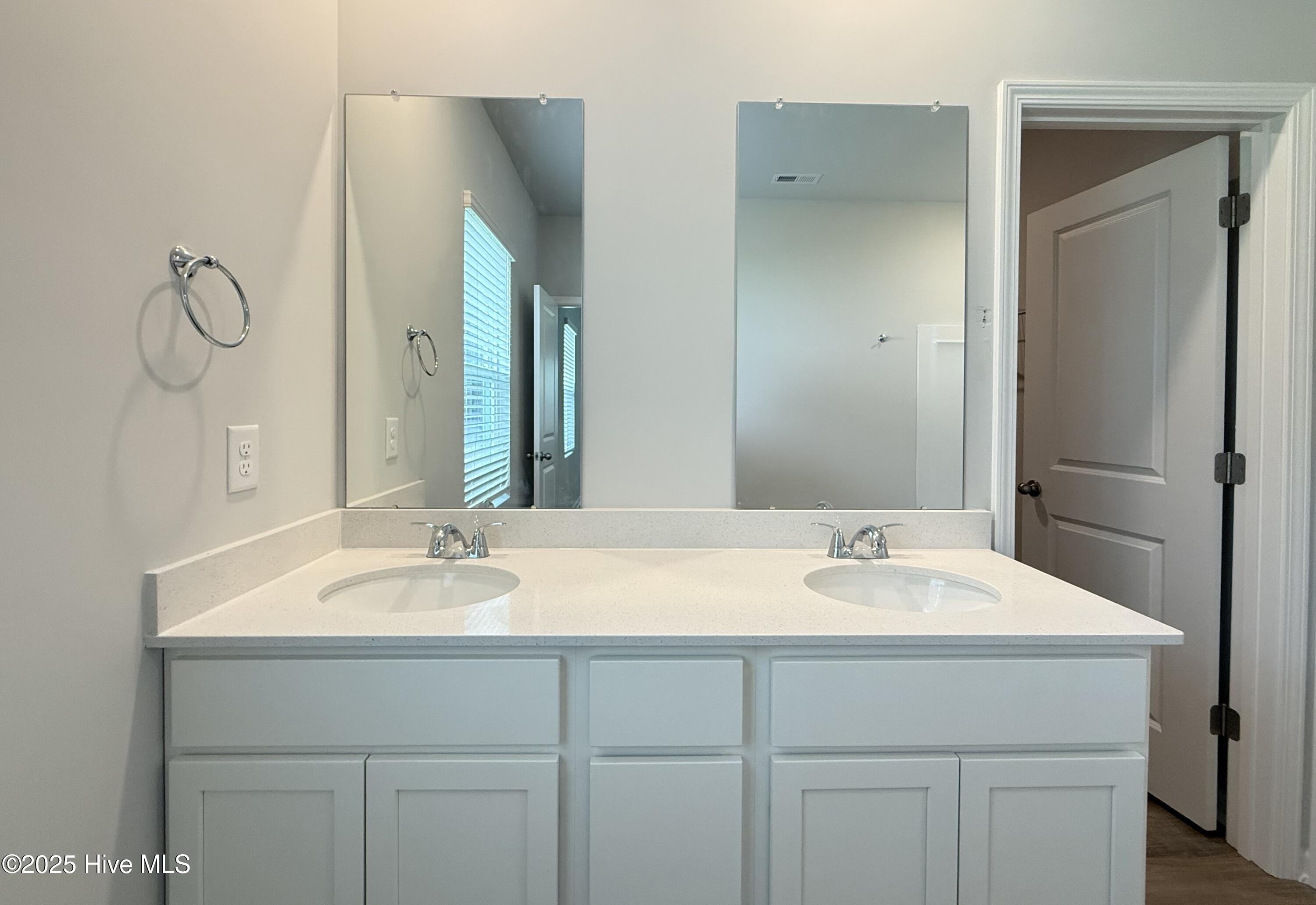 100525072 | Photo 13