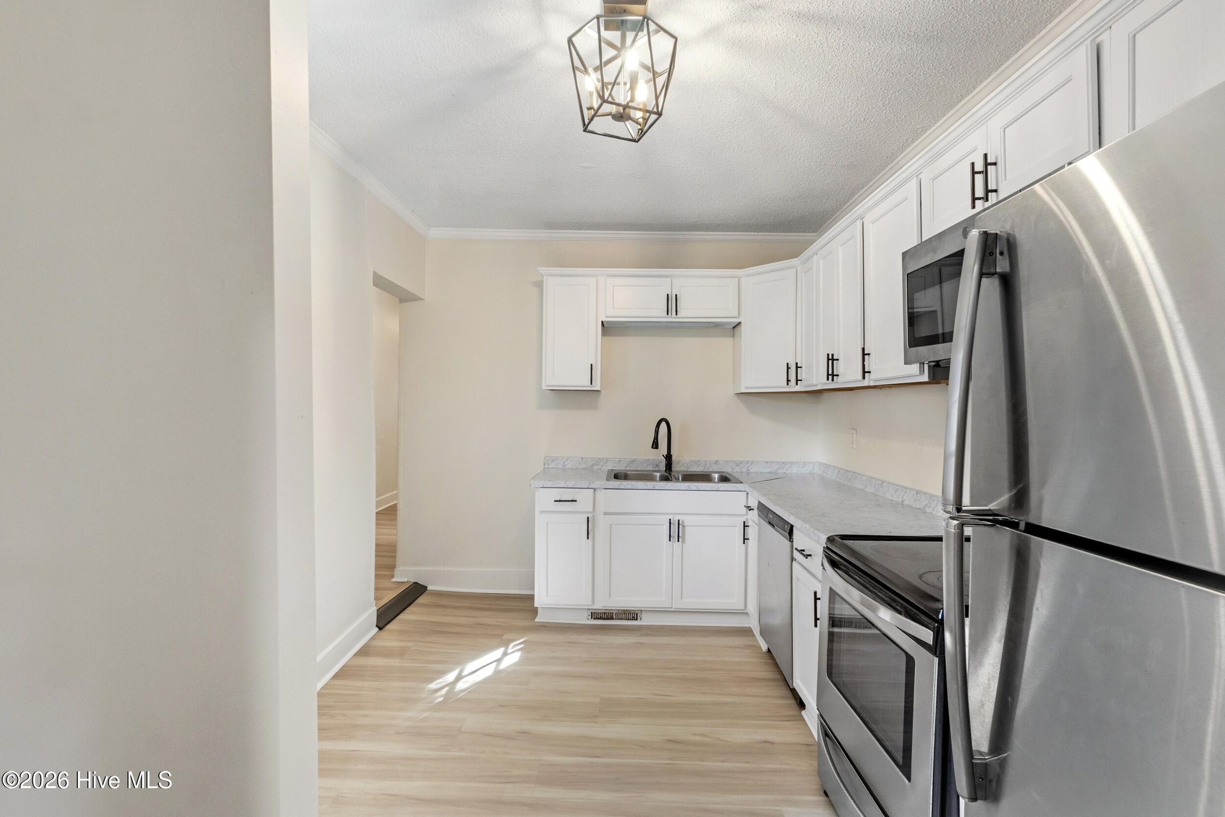 100566209 | Photo 11