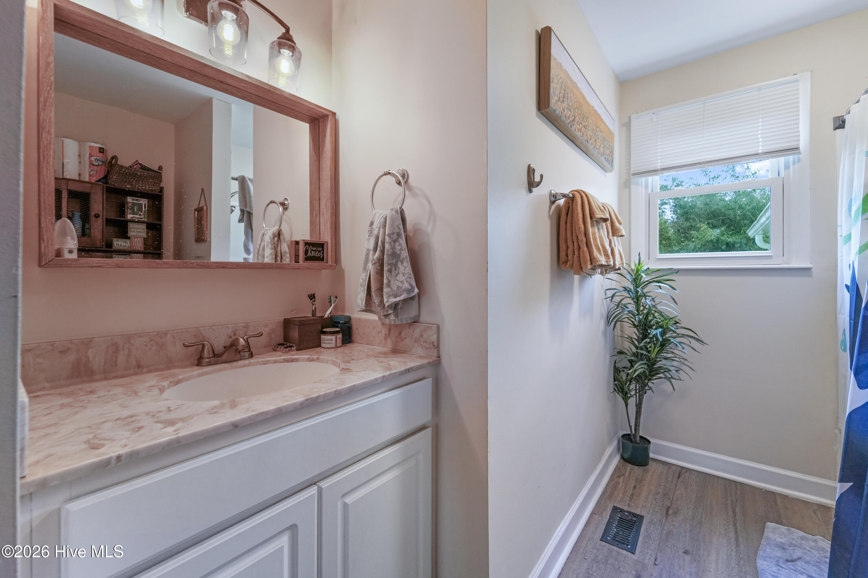 100561958 | Photo 23