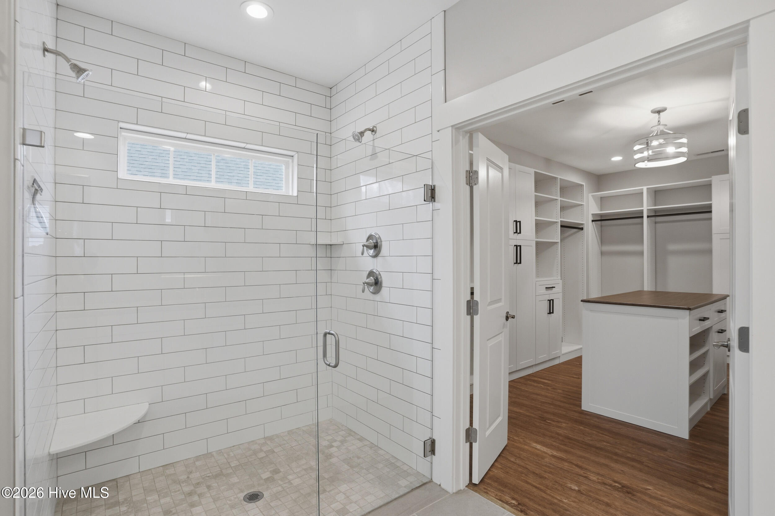 100561233 | Photo 24