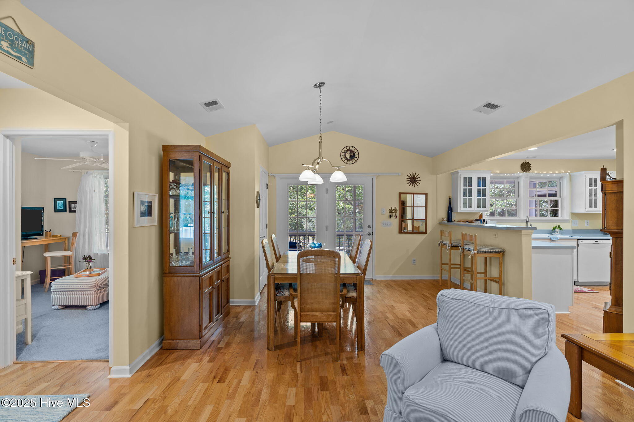 100521042 | Photo 18