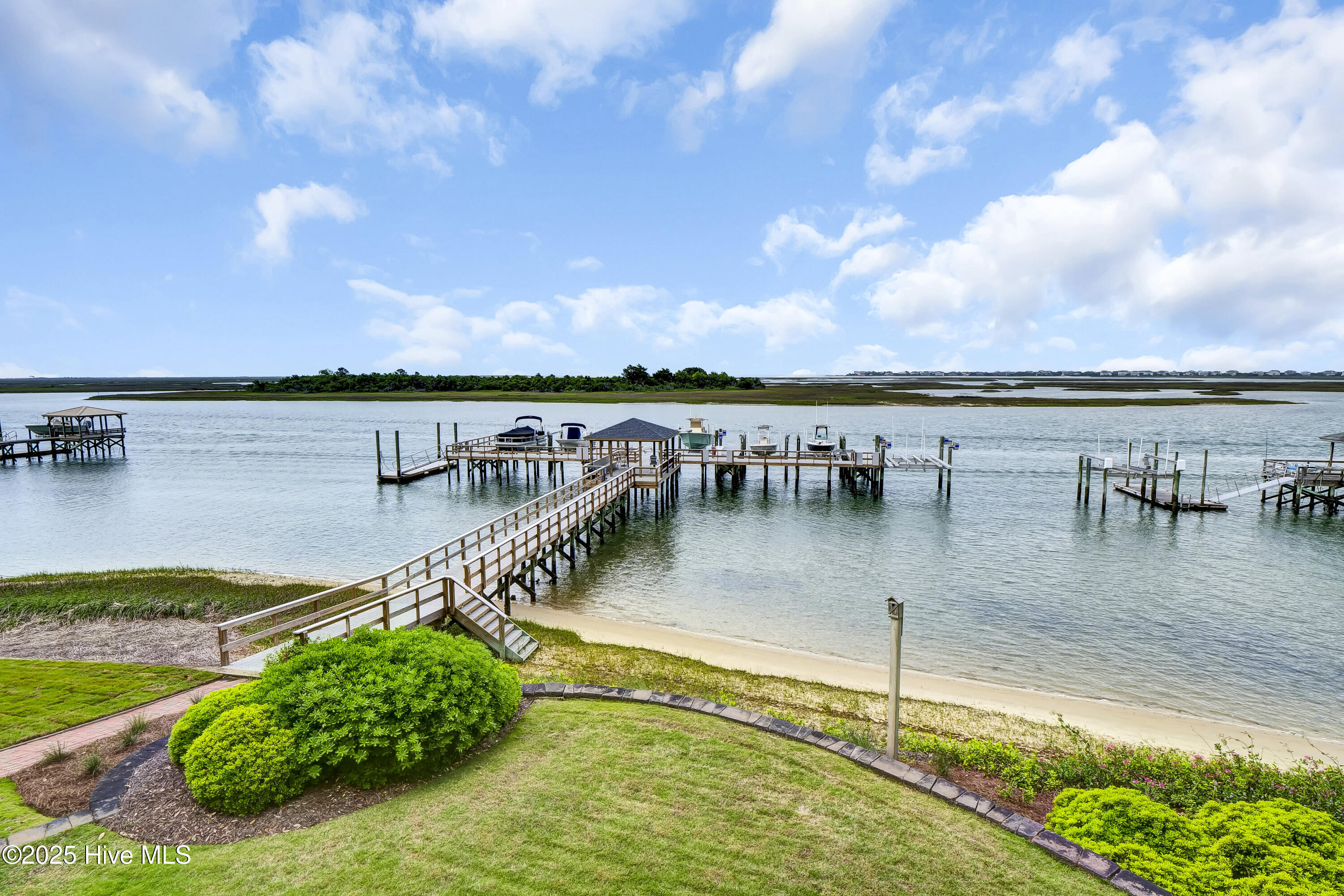 100504113 | Photo 24