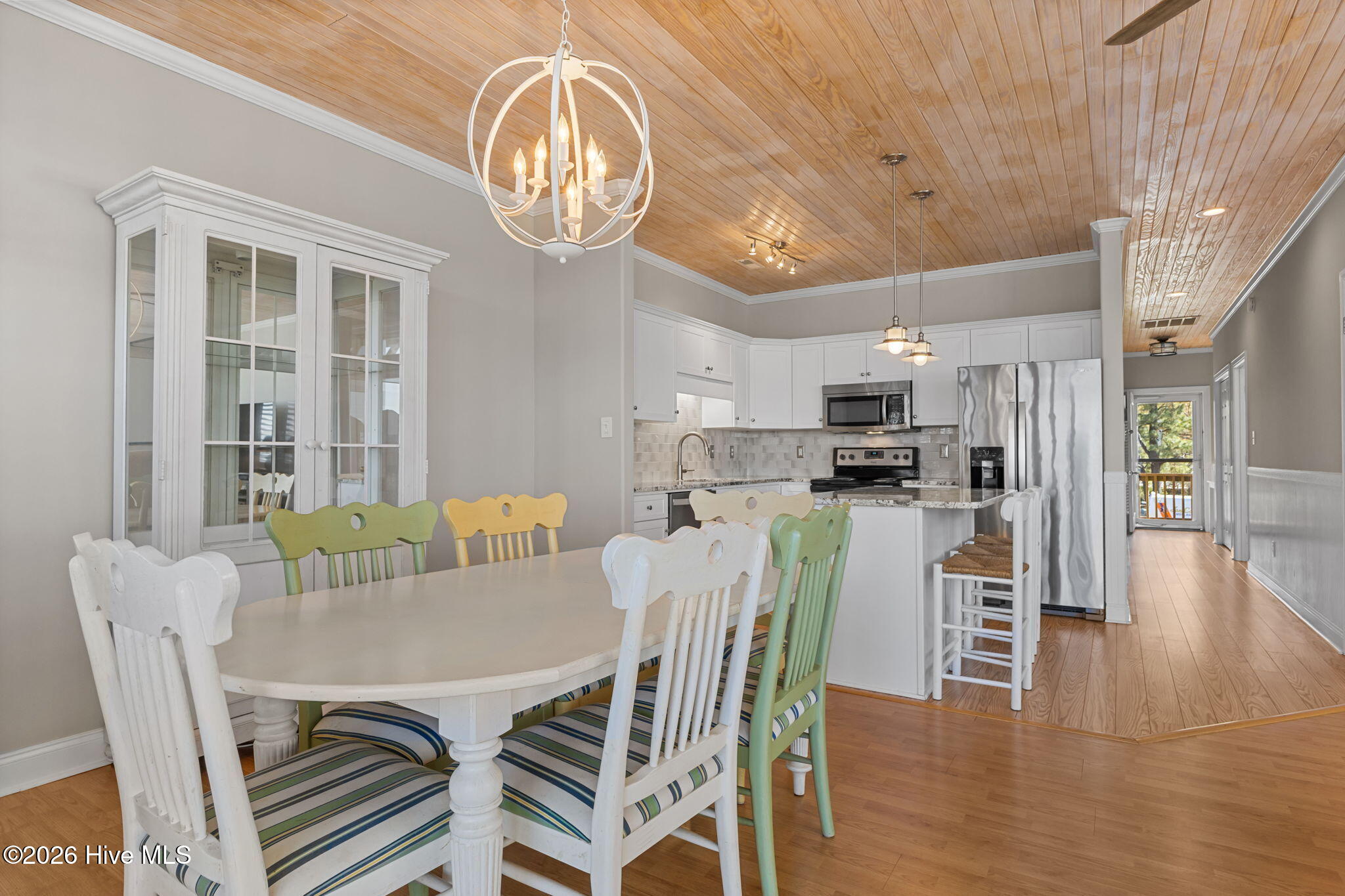 100565835 | Photo 15