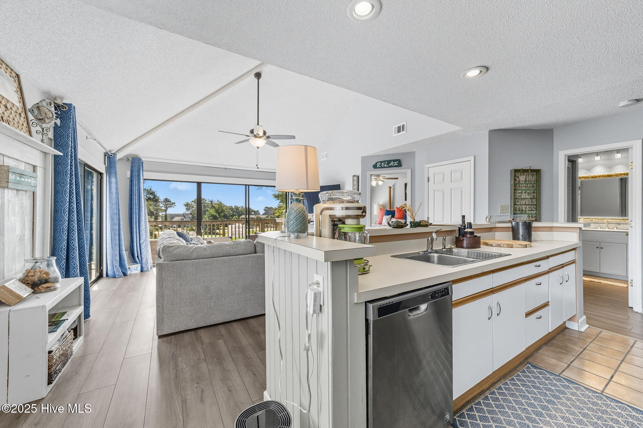 100534962 | Photo 14