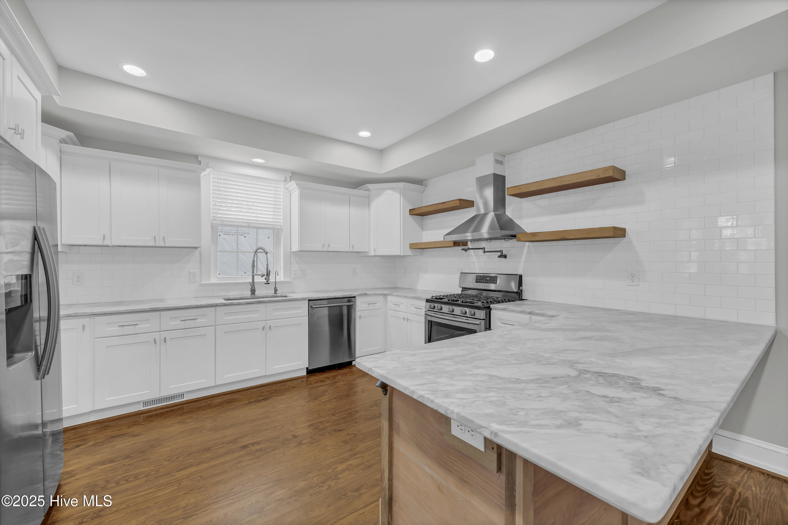 100543572 | Photo 19