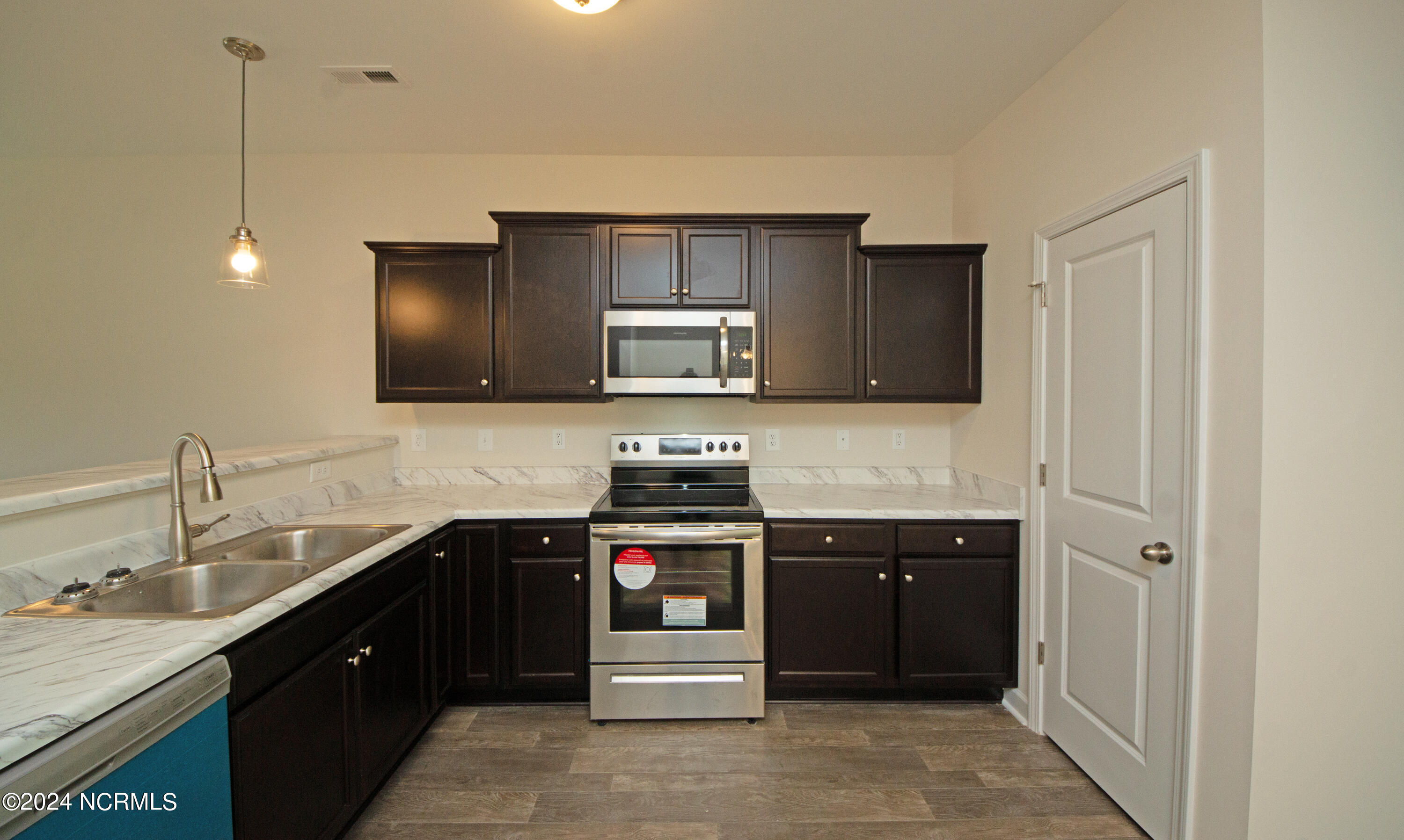 100561401 | Photo 12