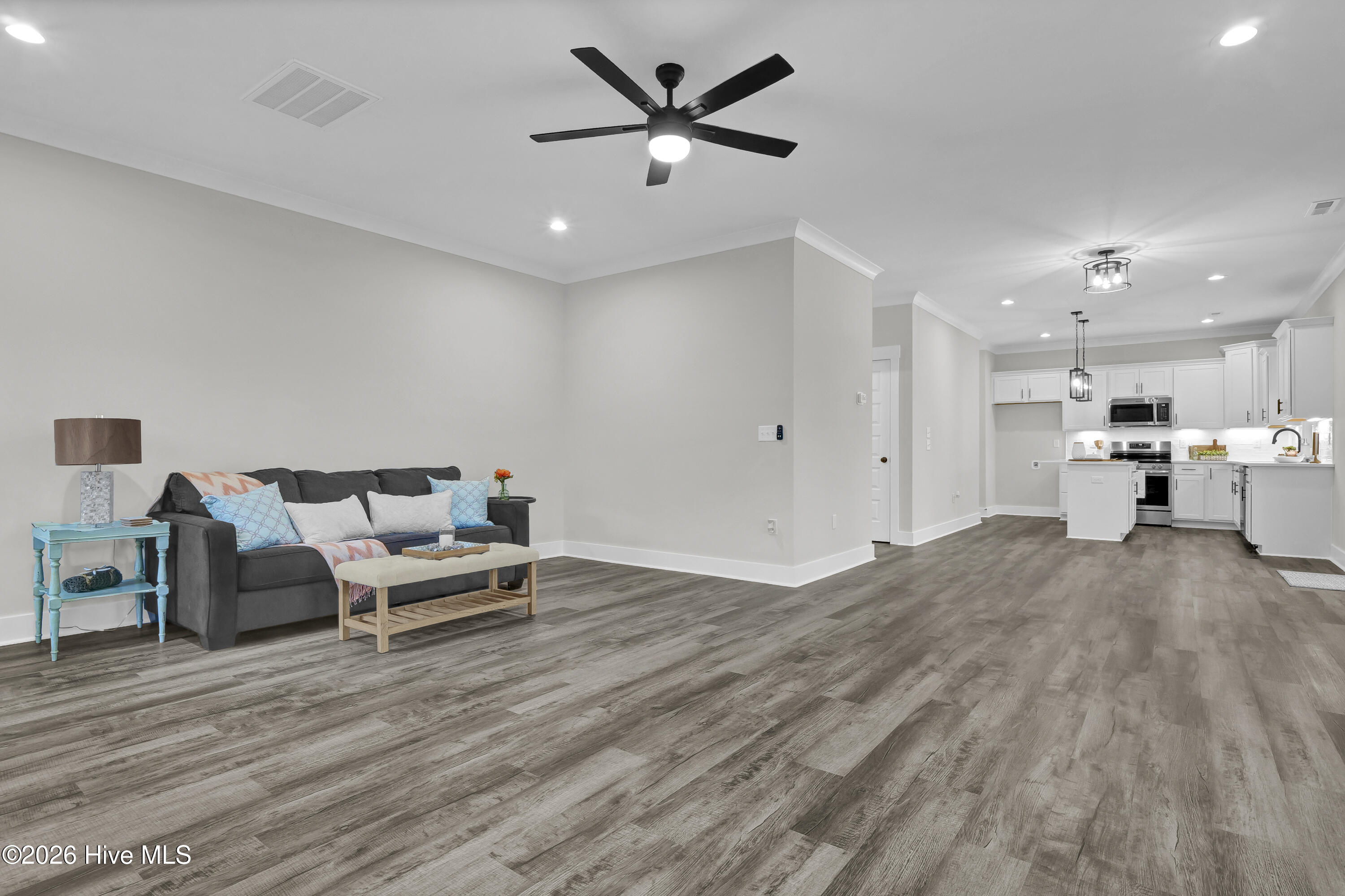 100550236 | Photo 11