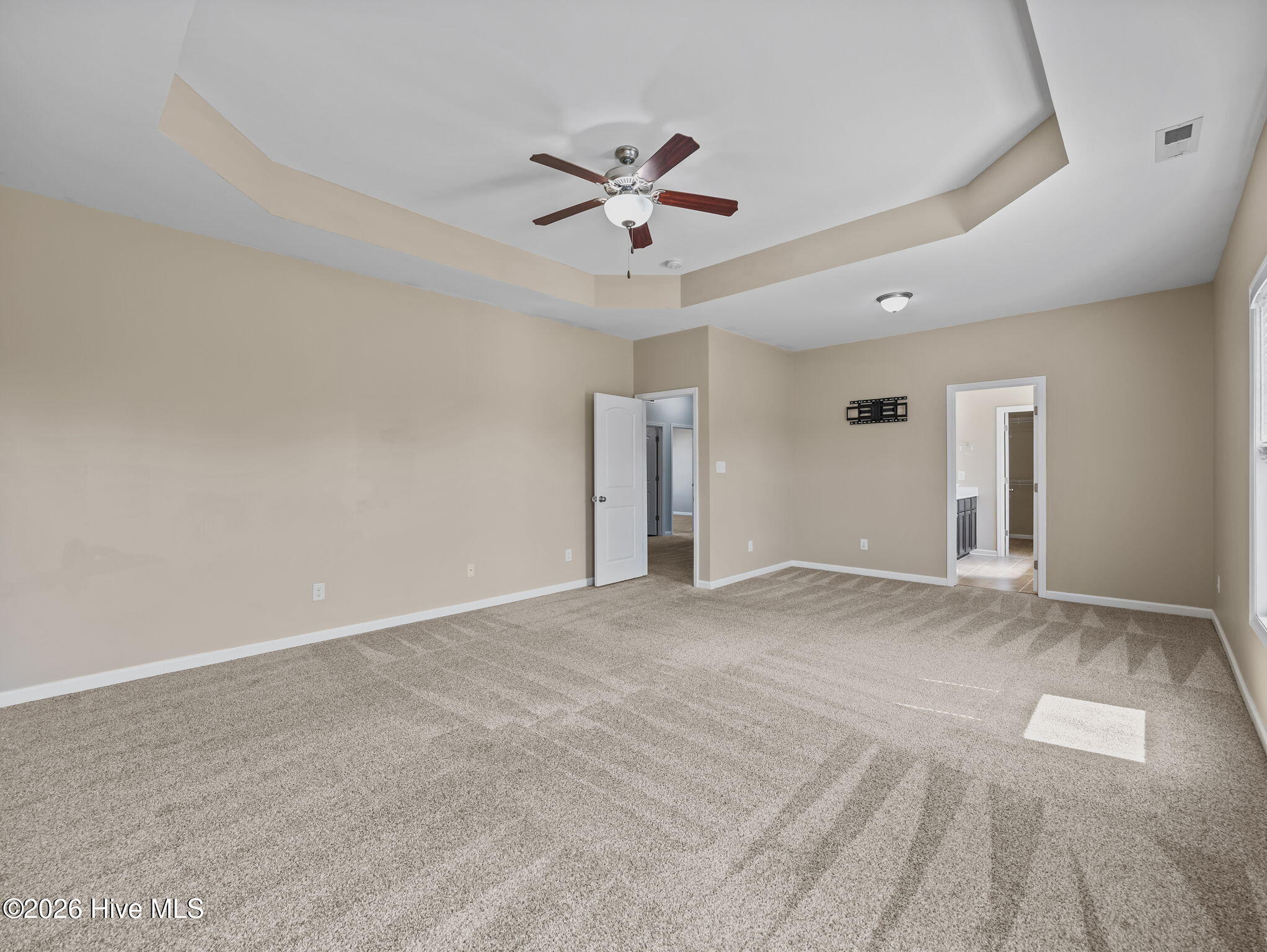 100568033 | Photo 13