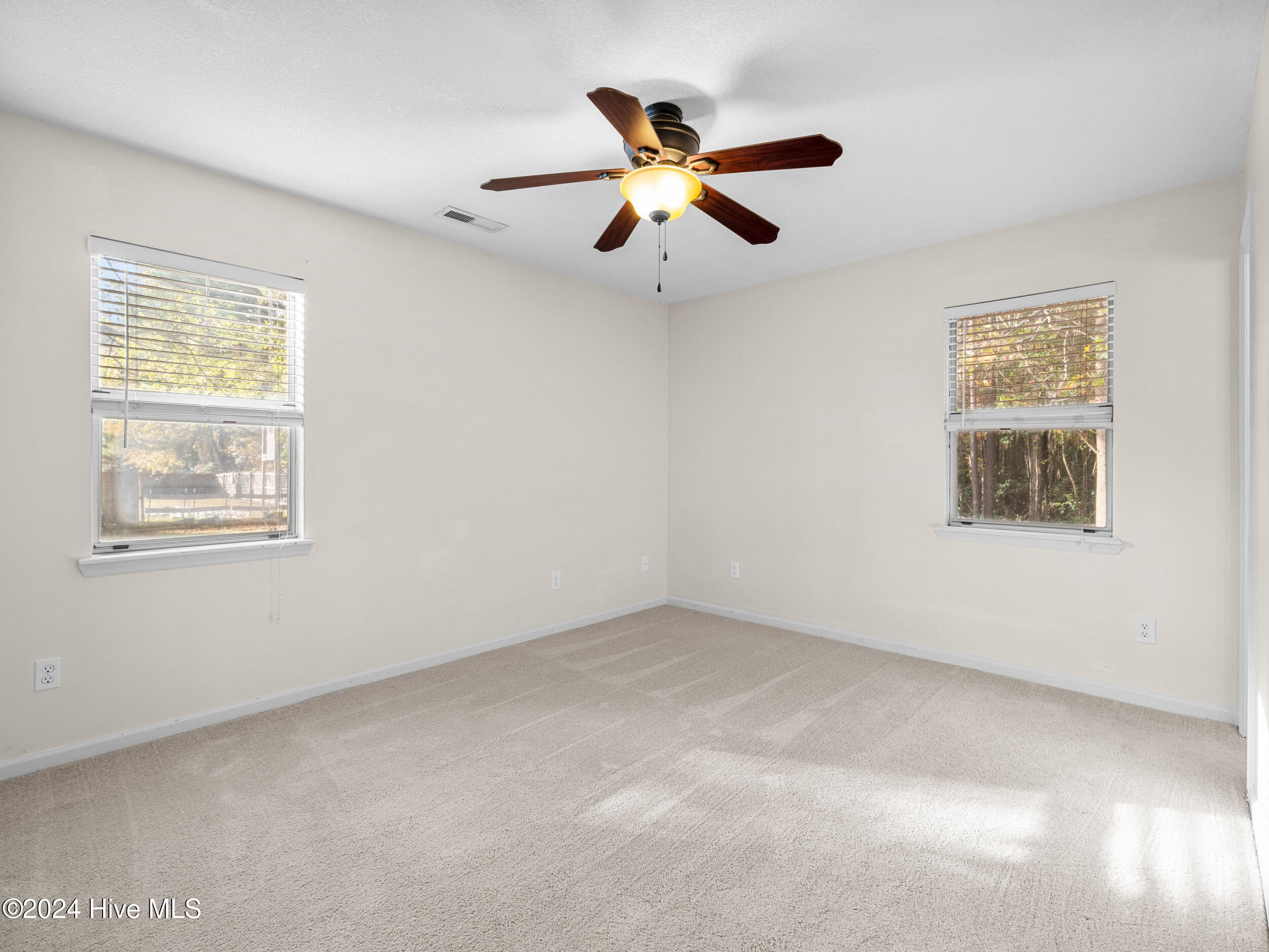 100558588 | Photo 15