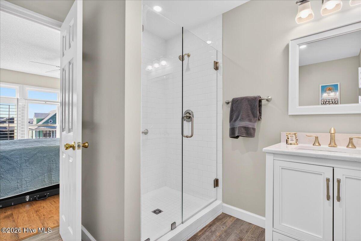 100549636 | Photo 43