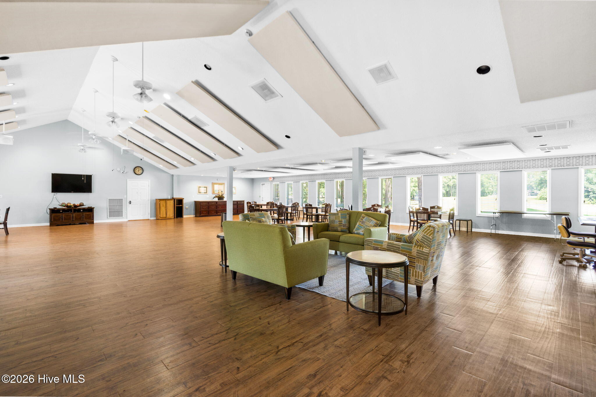 100564261 | Photo 44