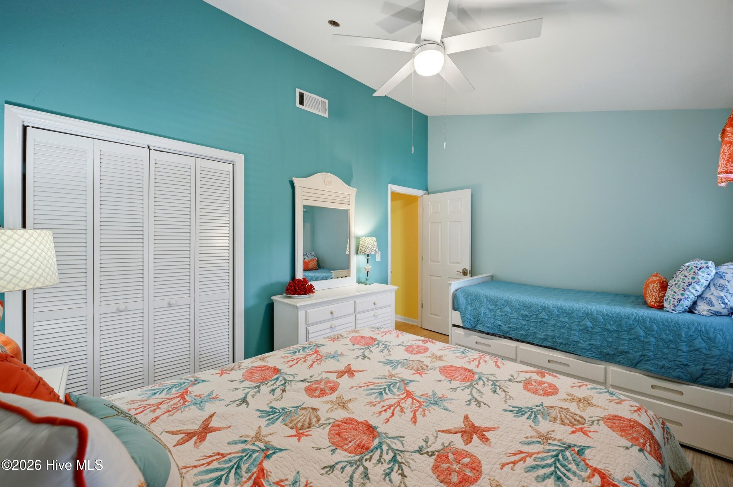 100563285 | Photo 38