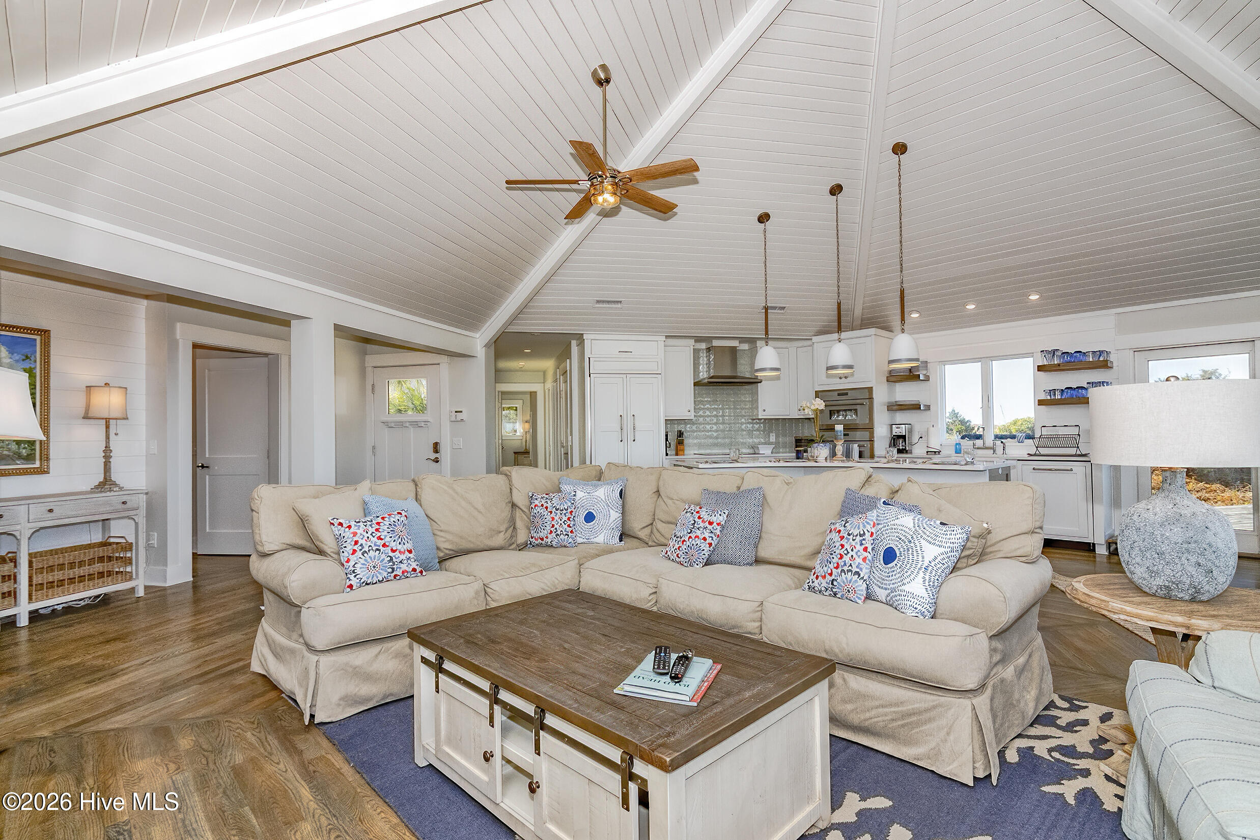 100560271 | Photo 15