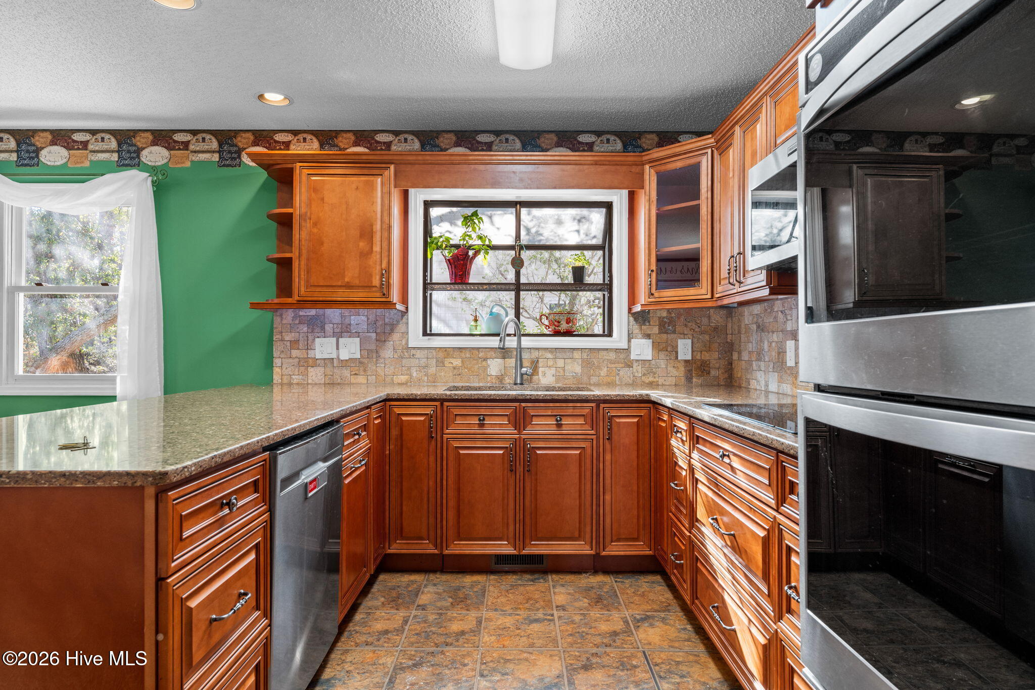 100562881 | Photo 13