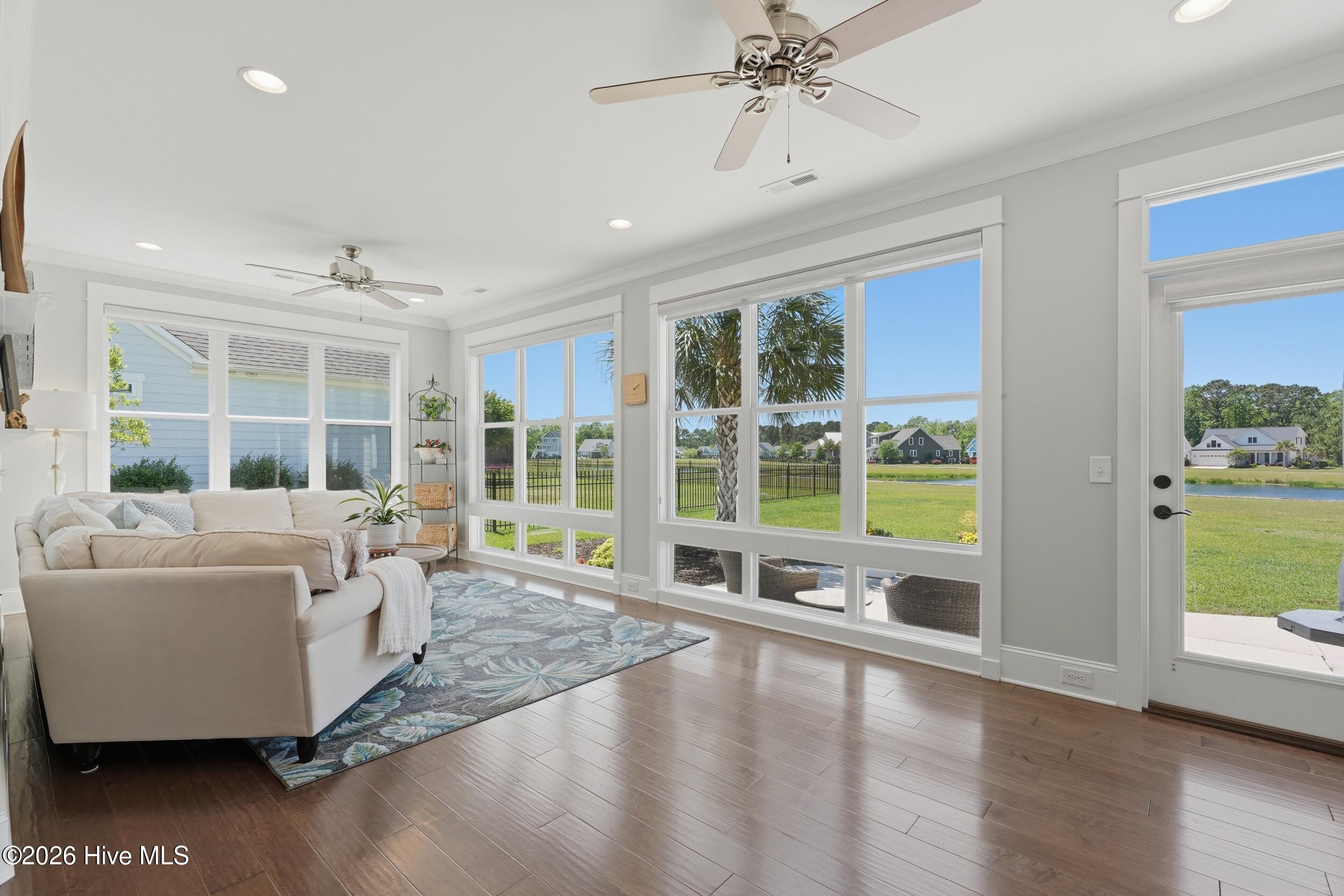 100567823 | Photo 31