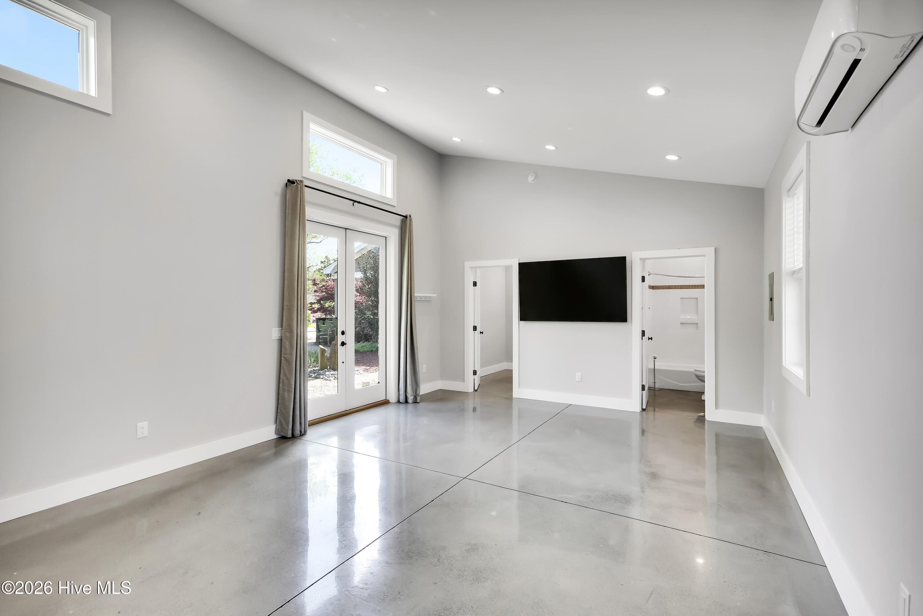 100565189 | Photo 38