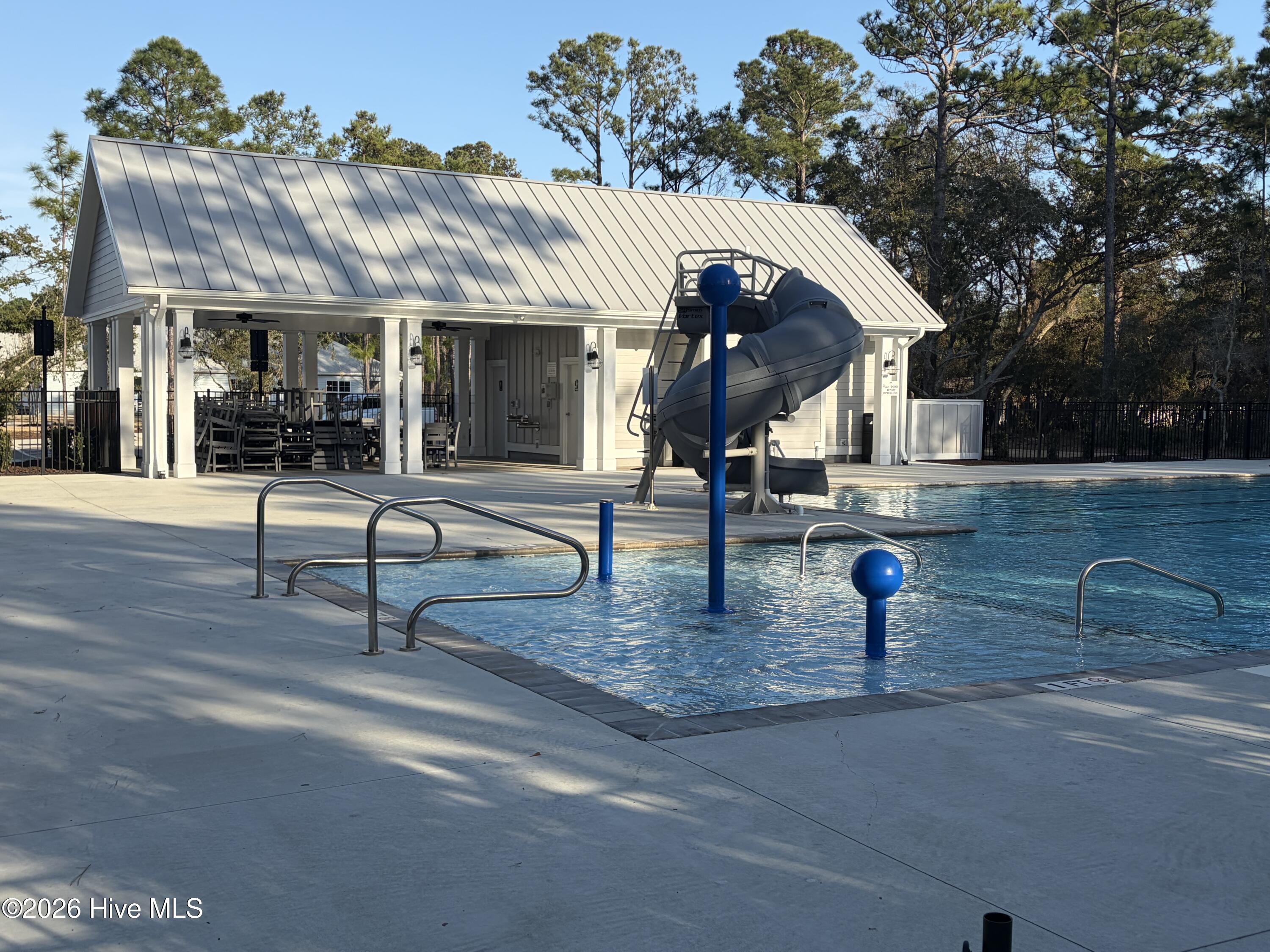 100558170 | Photo 23