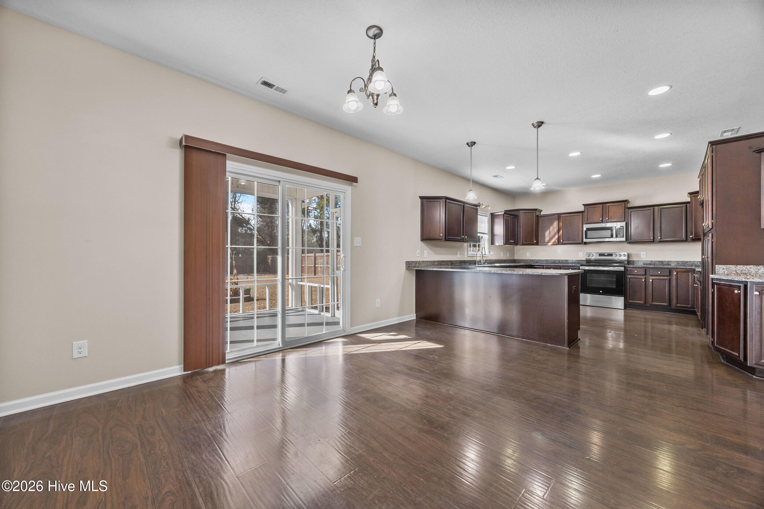 100548661 | Photo 27