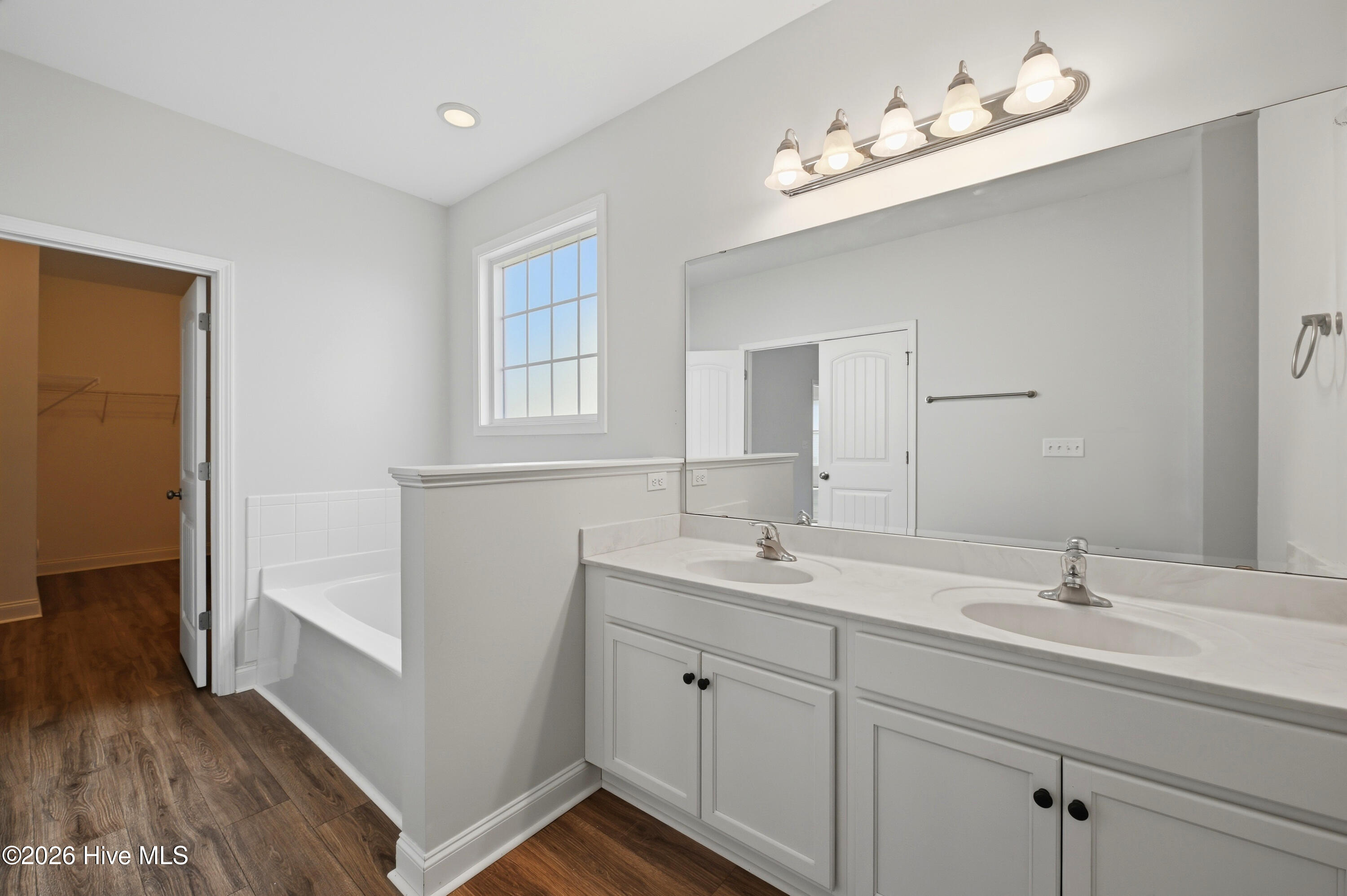 100563104 | Photo 19