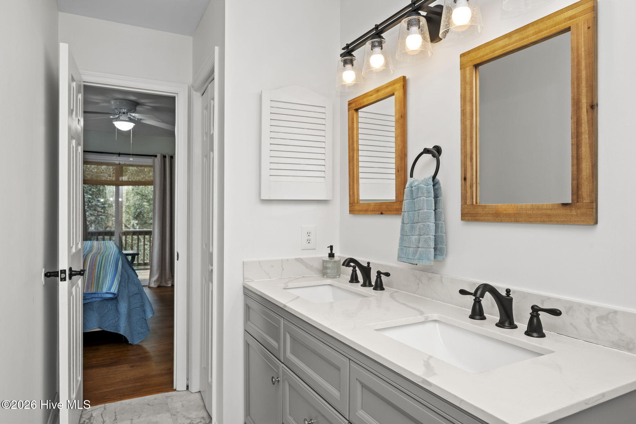 100557272 | Photo 53