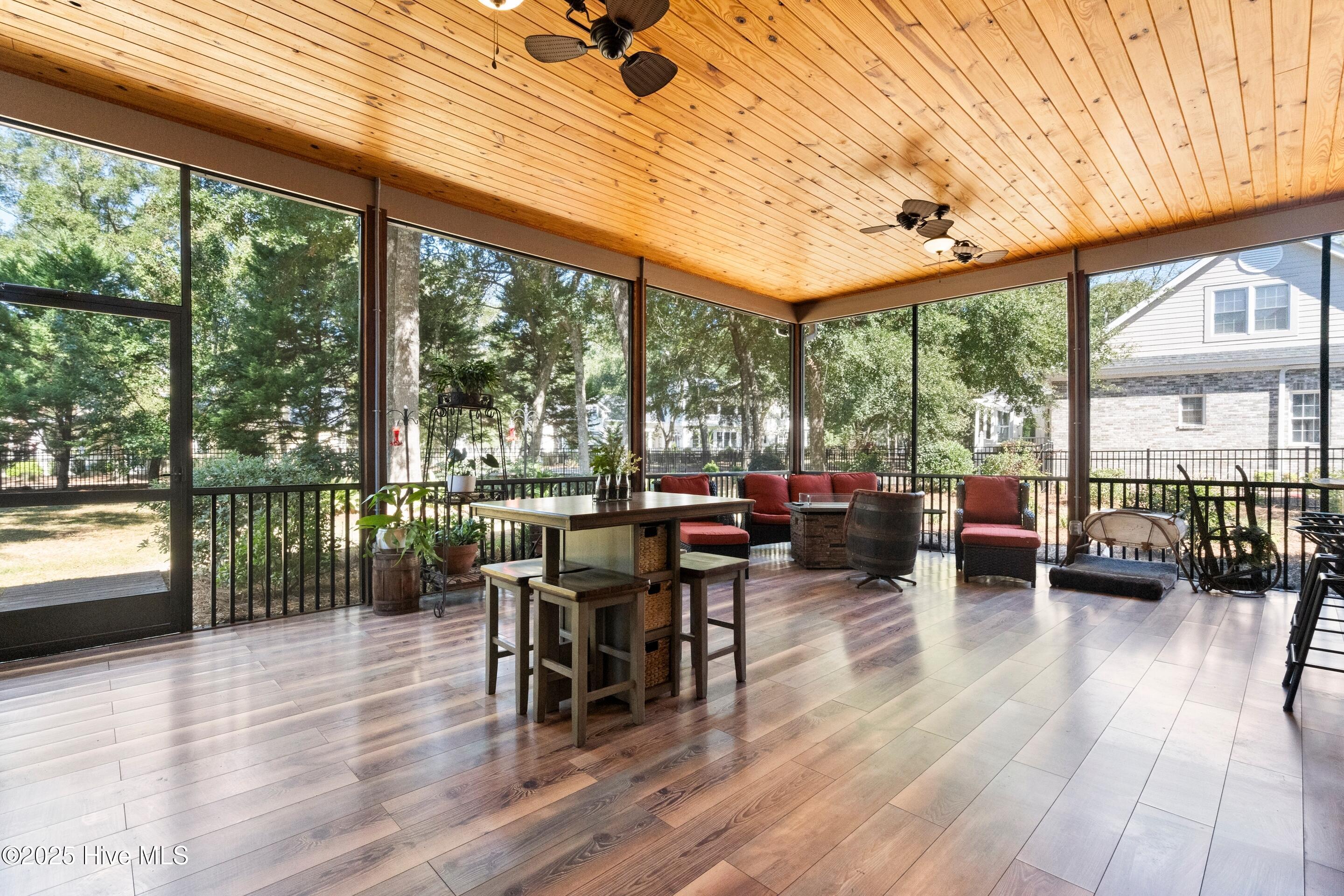 100538310 | Photo 78