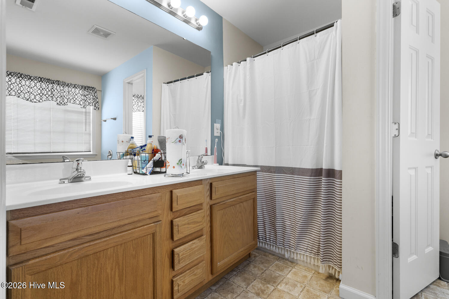 100548901 | Photo 16