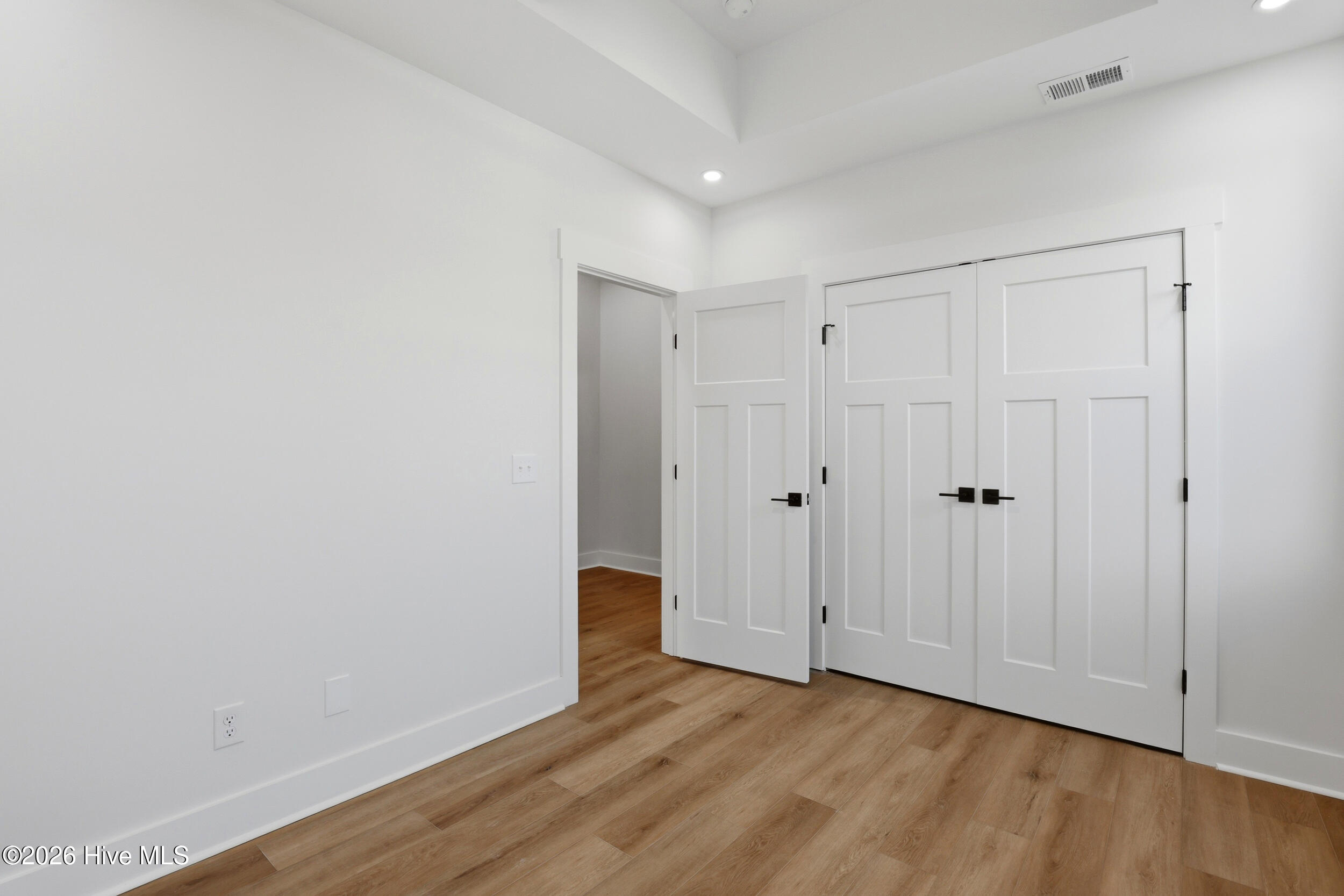 100562873 | Photo 23