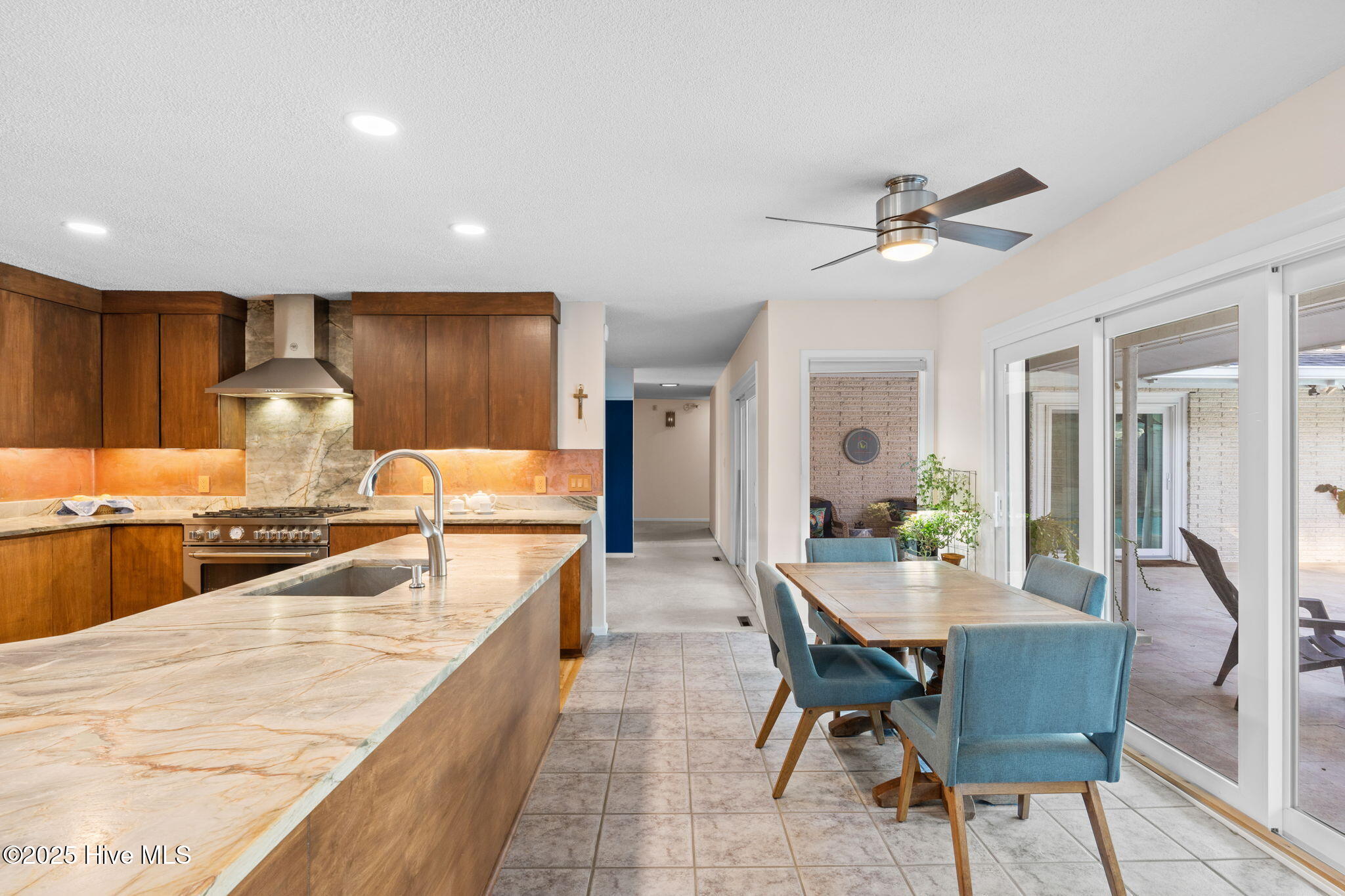 100544236 | Photo 25