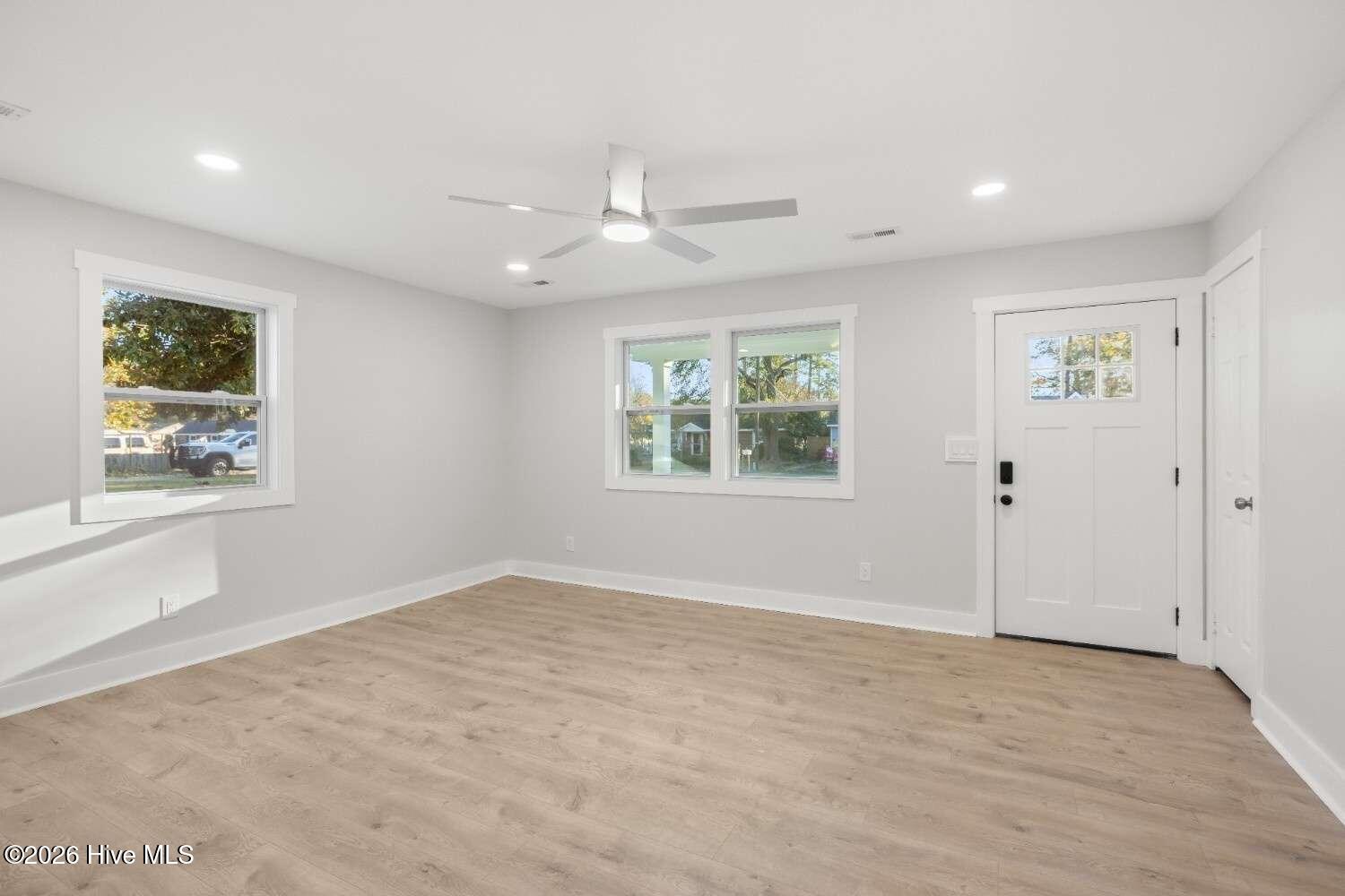 100549335 | Photo 13