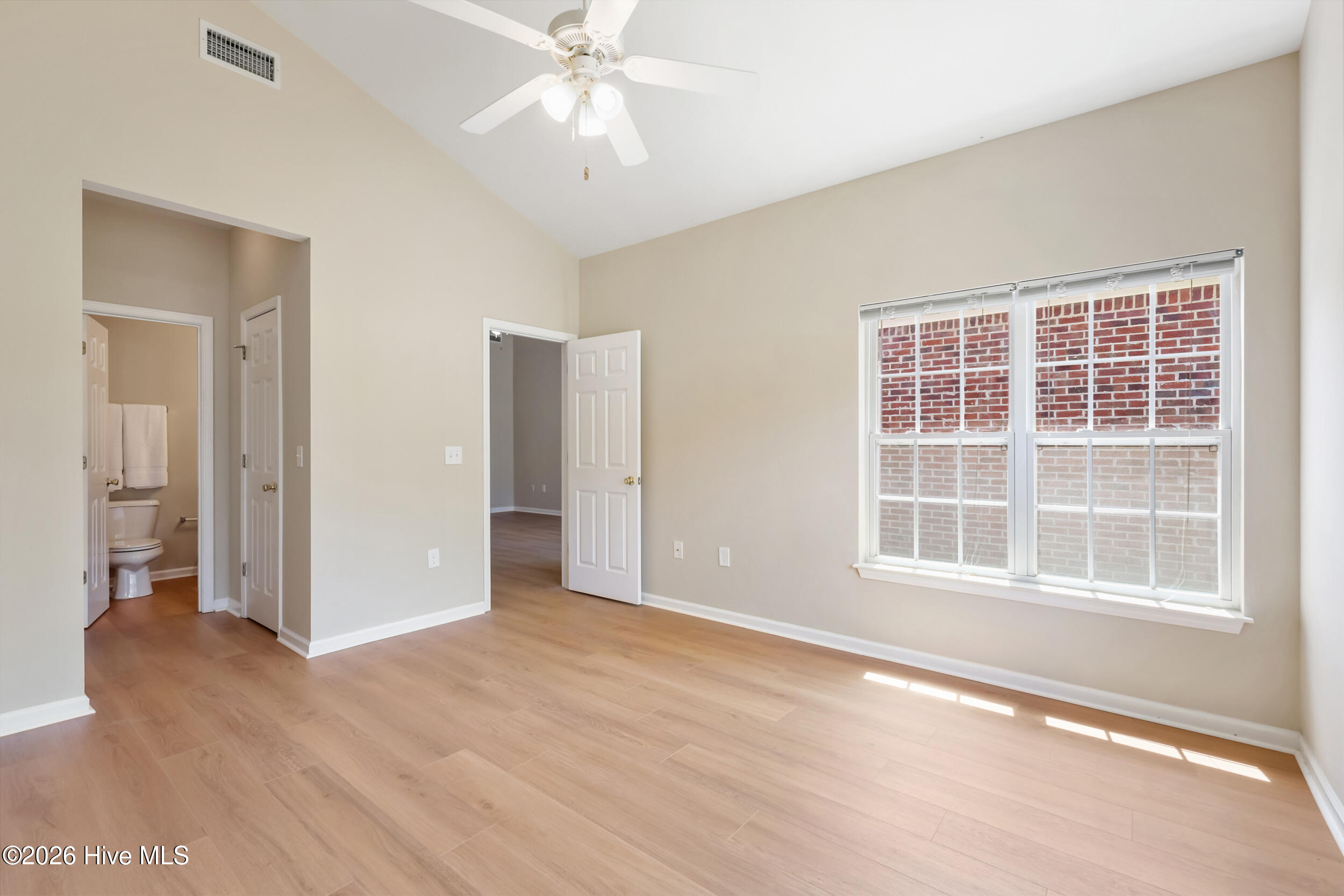 100569143 | Photo 14