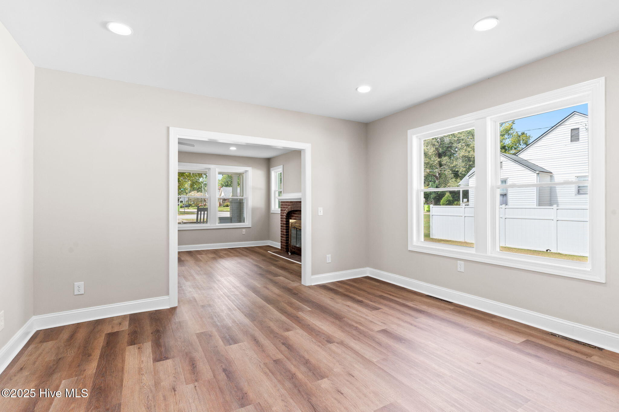 100533933 | Photo 12