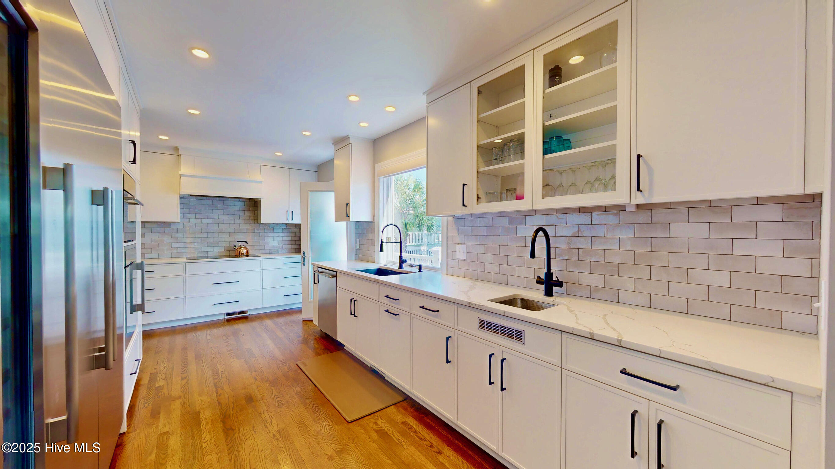 100543231 | Photo 33