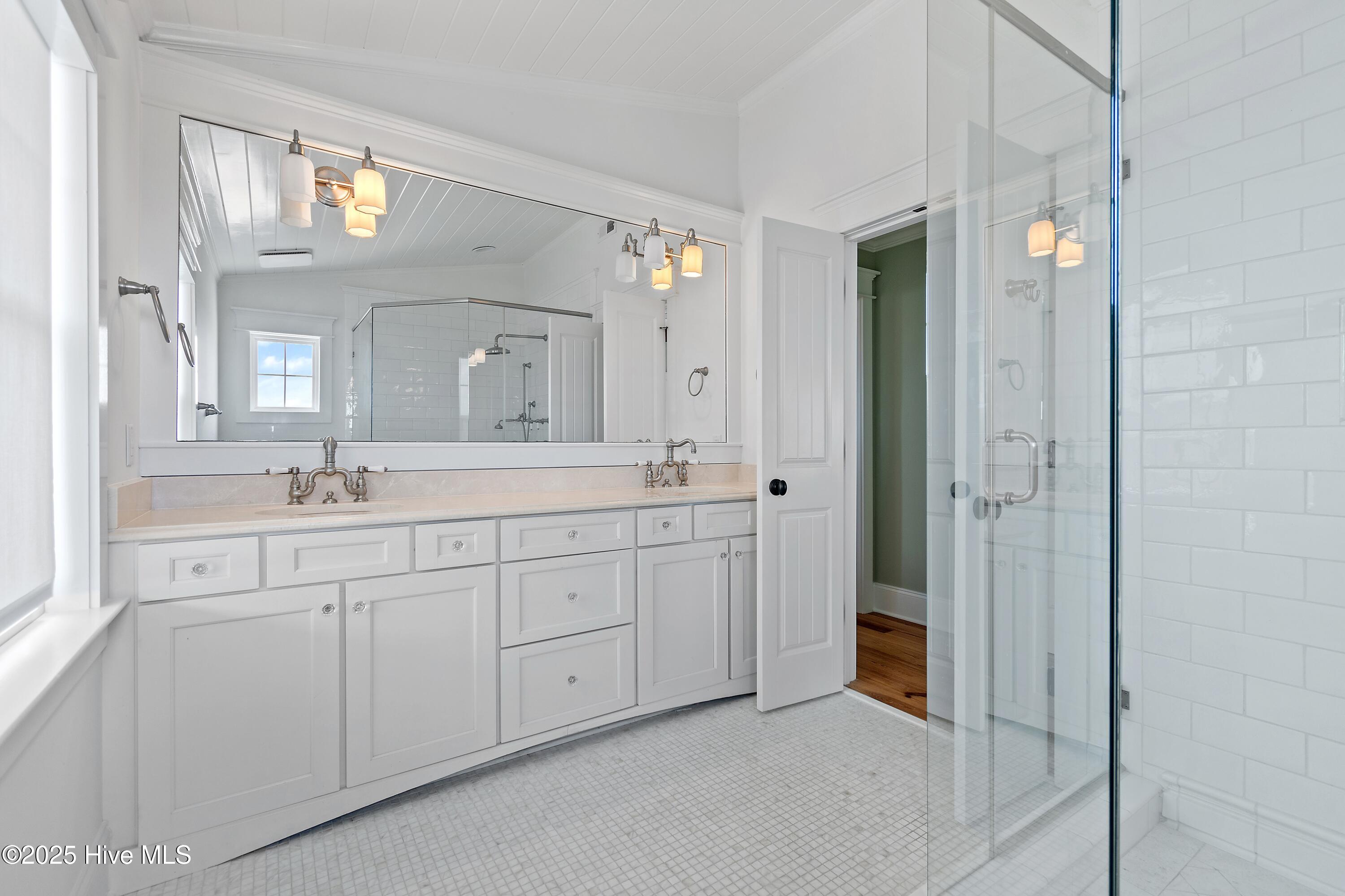 100519693 | Photo 37