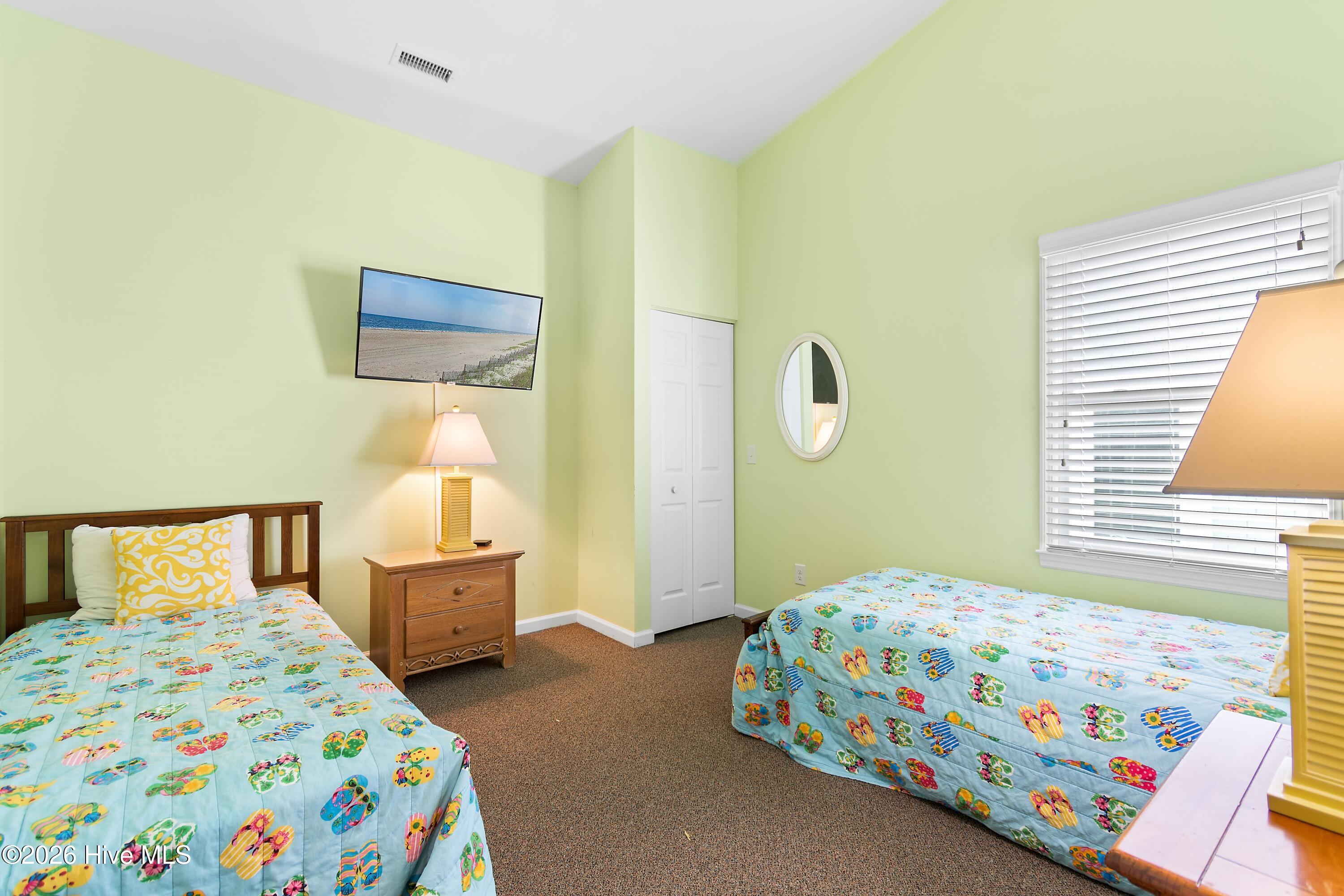 100548422 | Photo 60