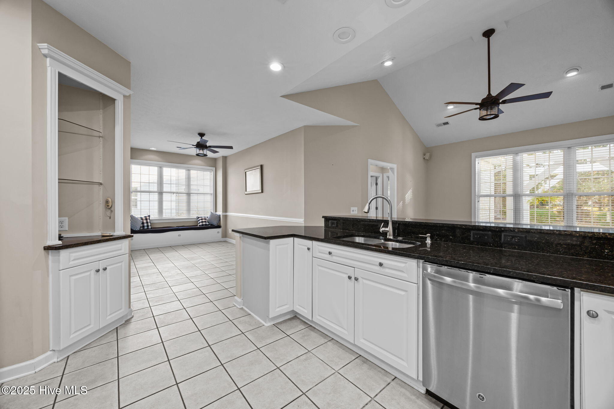 100543036 | Photo 11