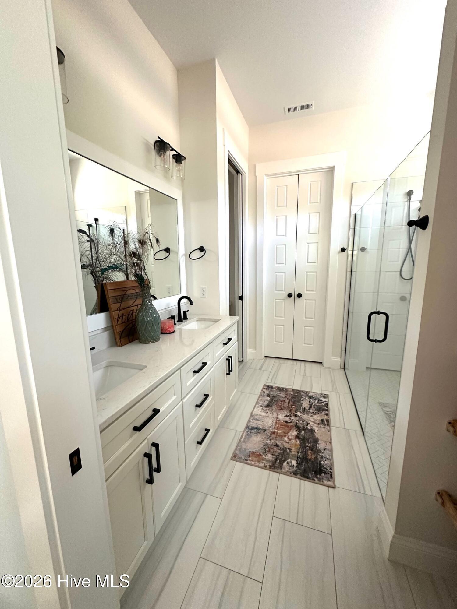 100565130 | Photo 28