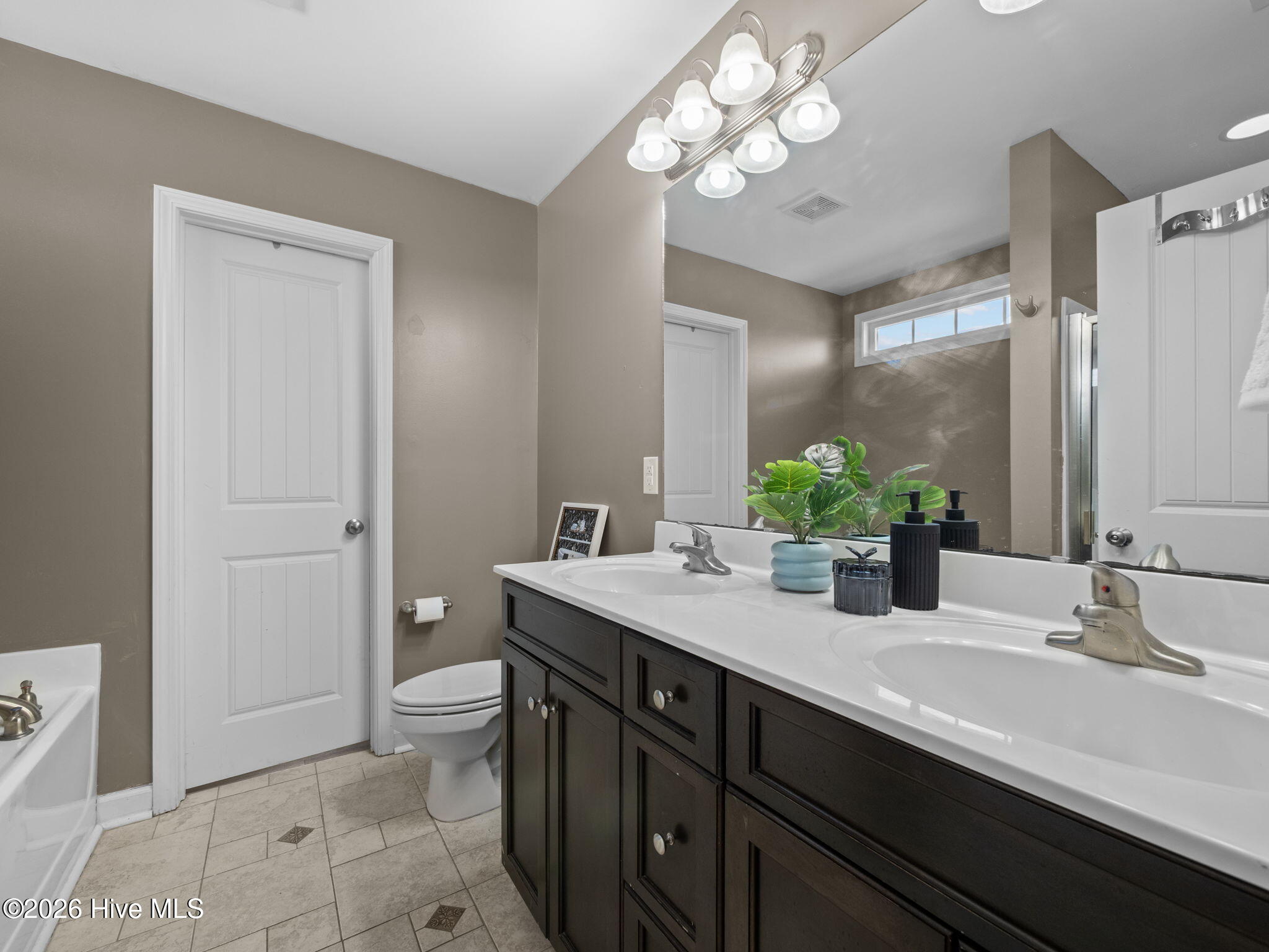 100547067 | Photo 28