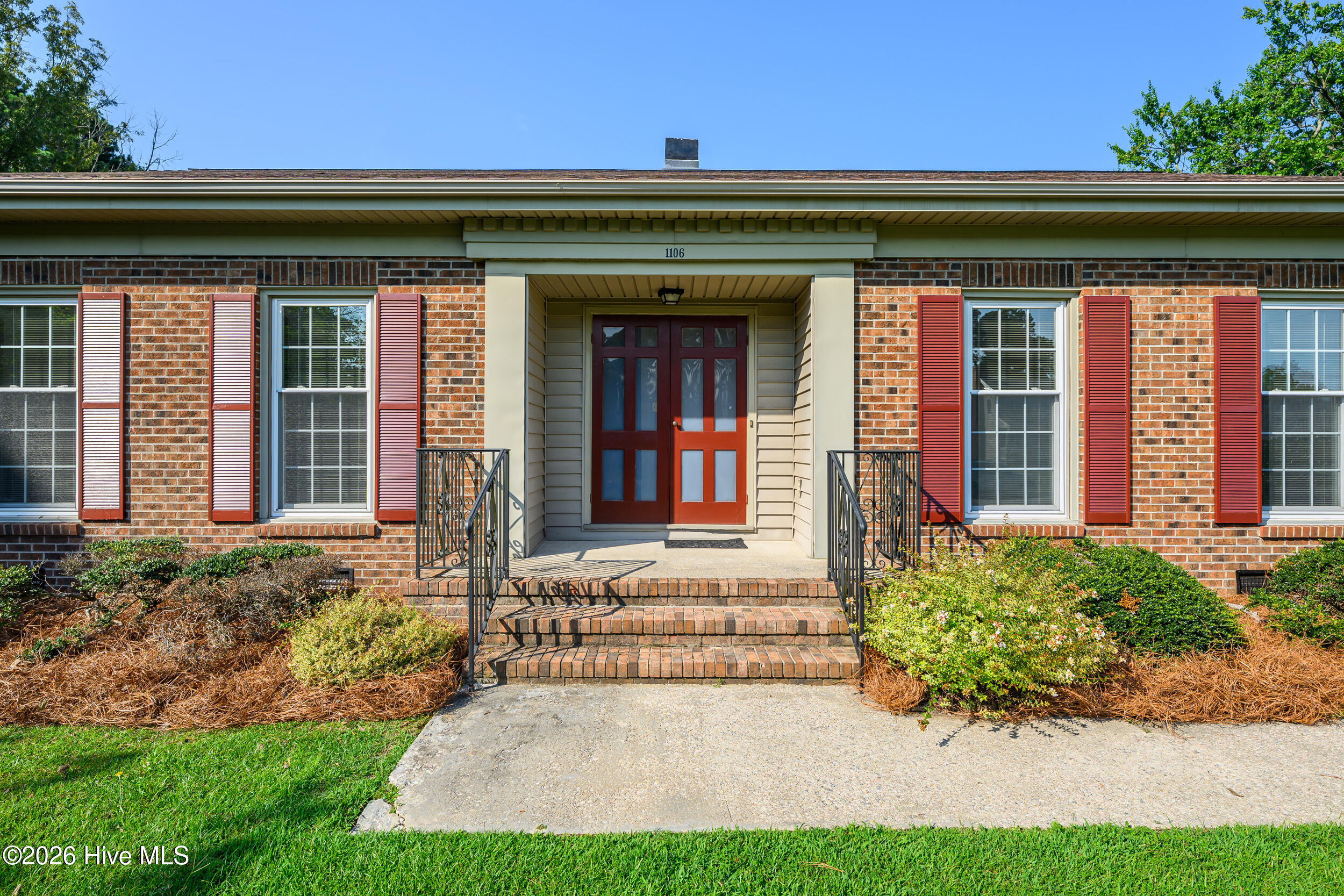 100596967 | Photo 3