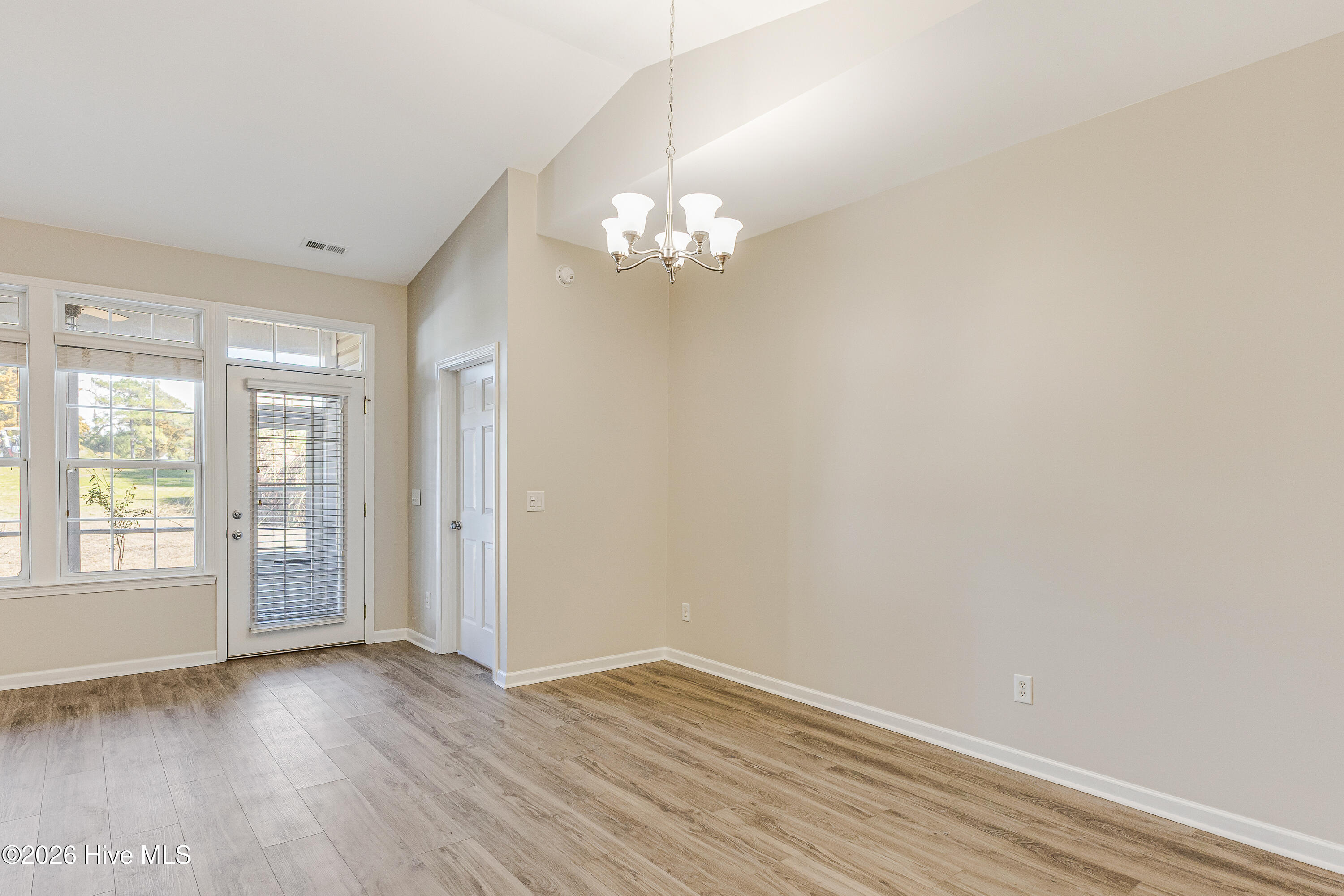 100558016 | Photo 12