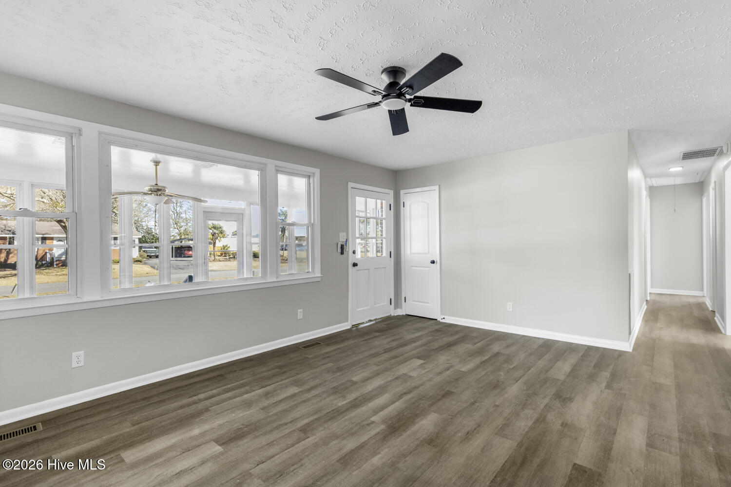 100560778 | Photo 10