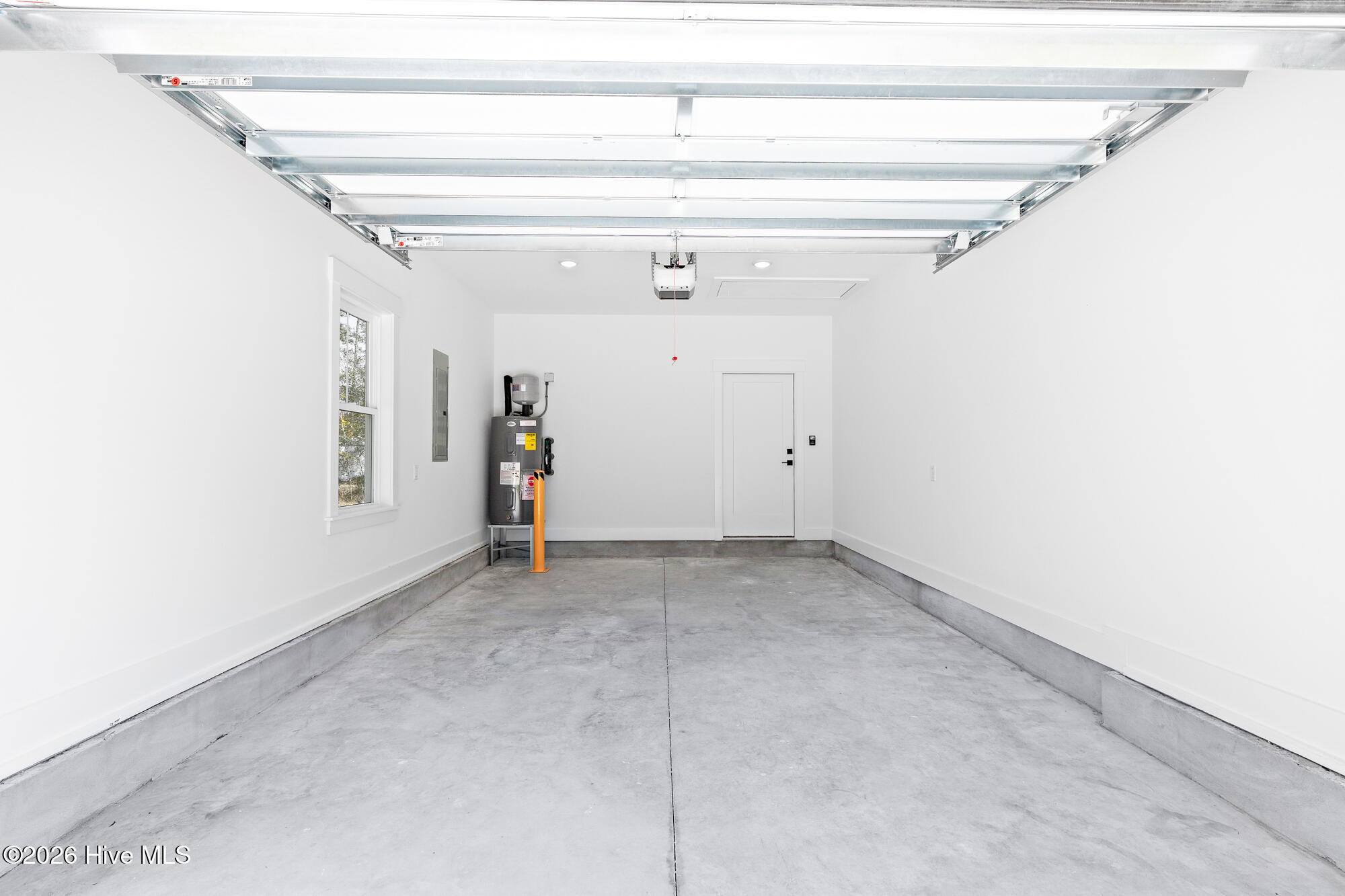 100561185 | Photo 46