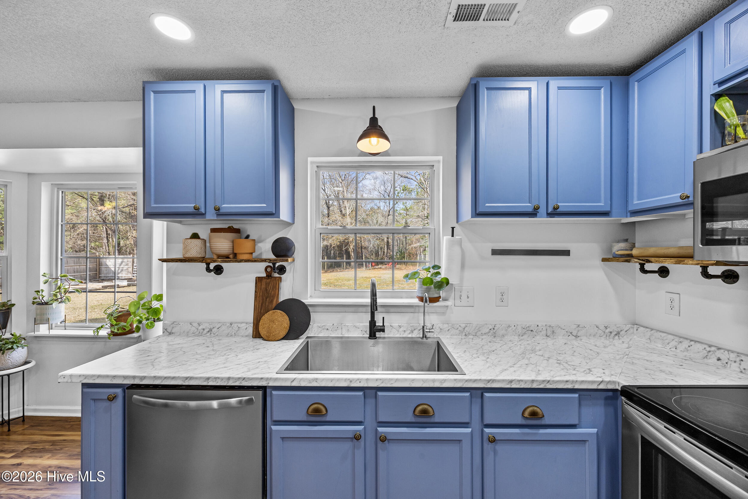 100547983 | Photo 12