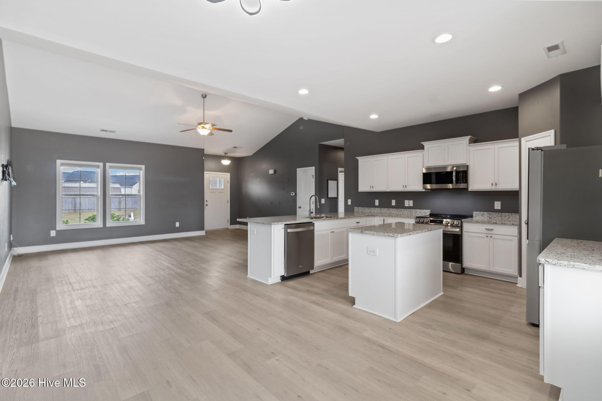 100560163 | Photo 16