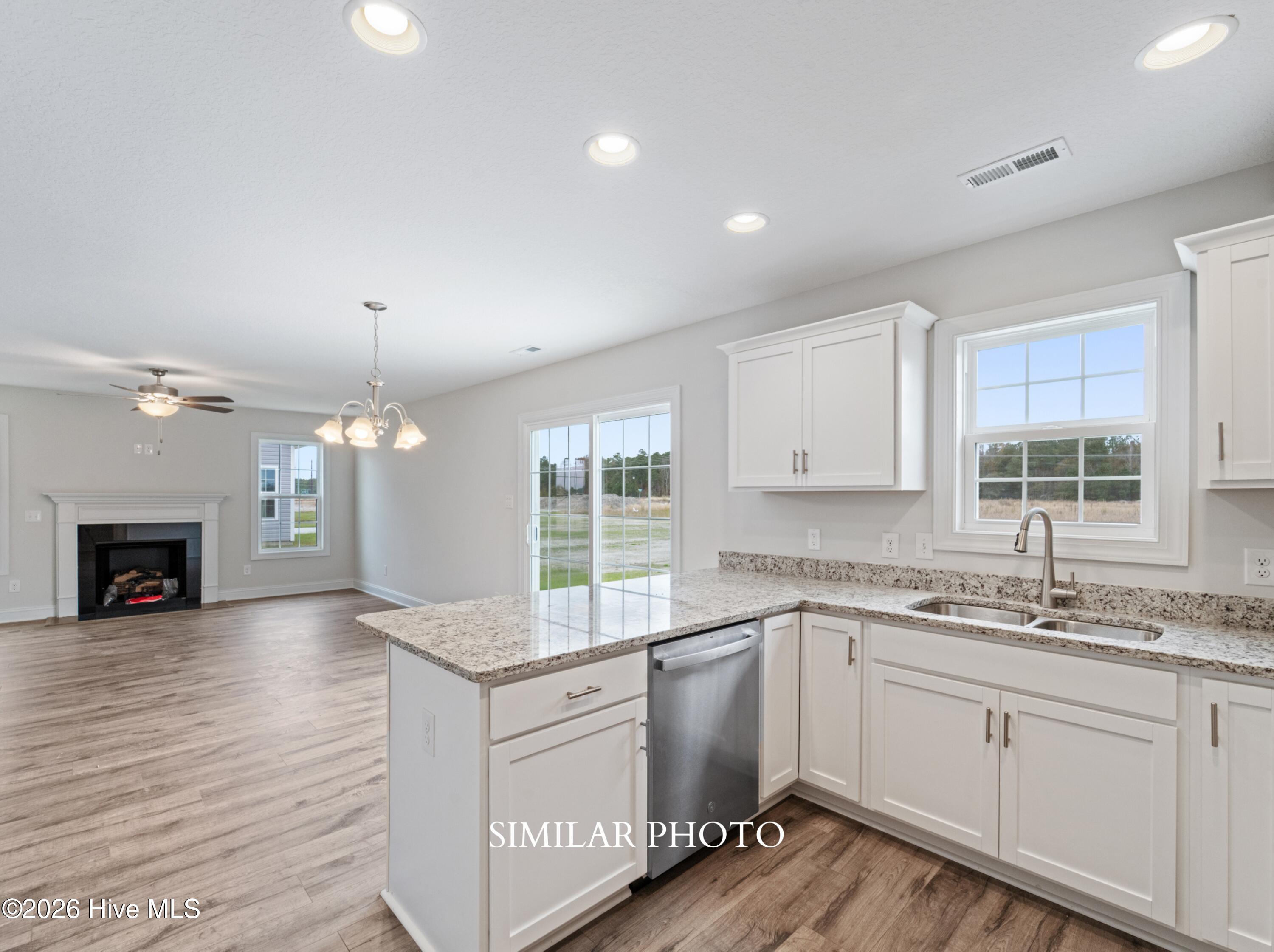 100561244 | Photo 12