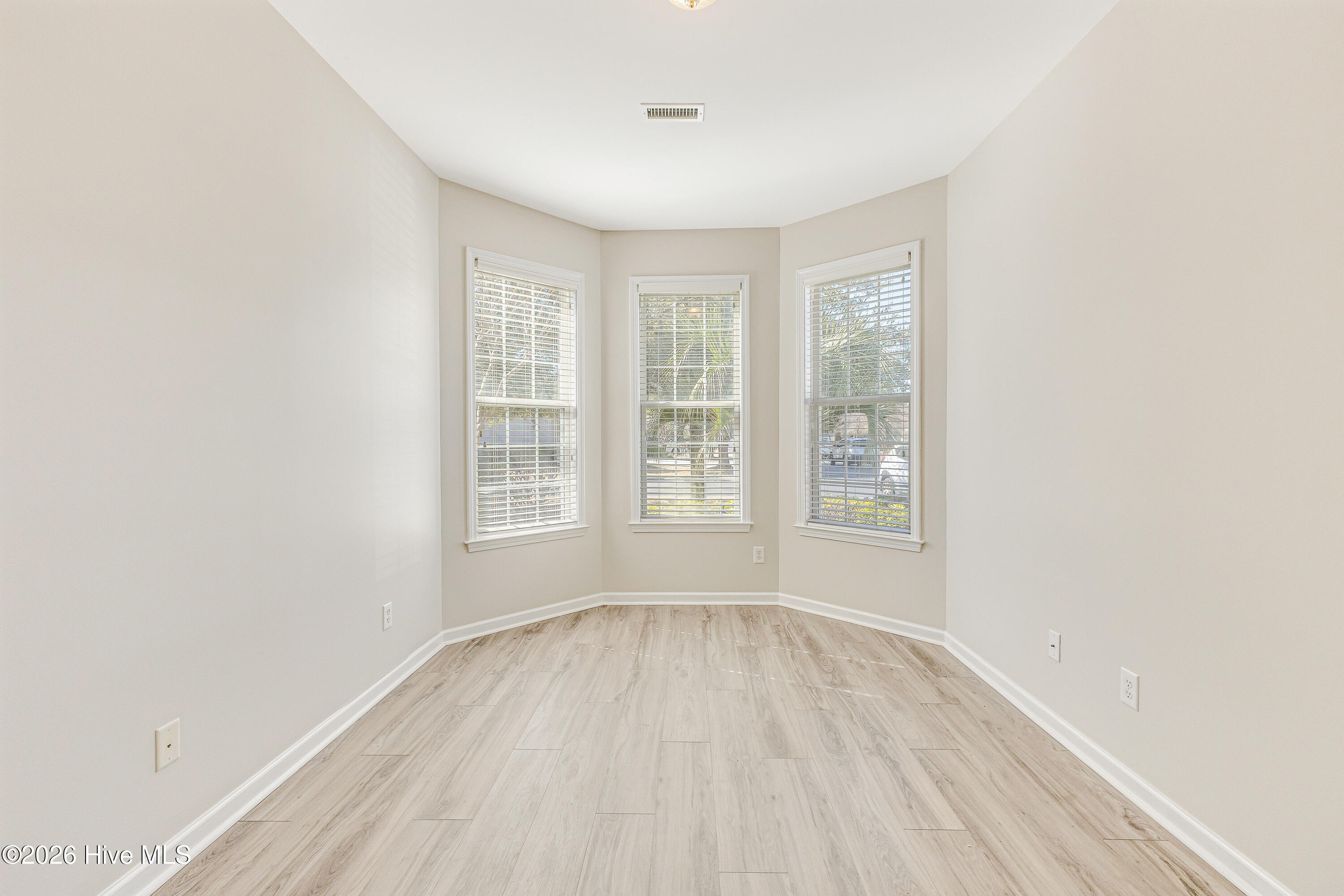 100558016 | Photo 21