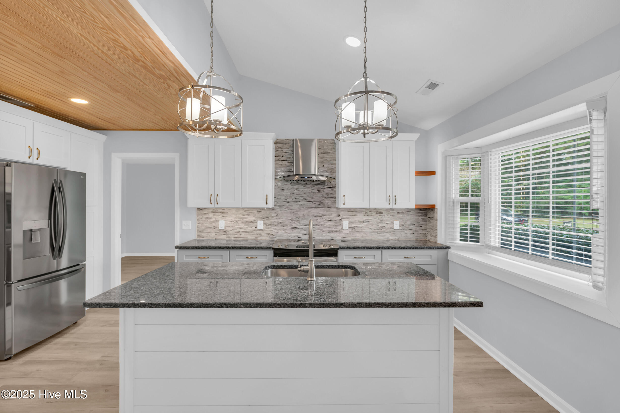 100535250 | Photo 10