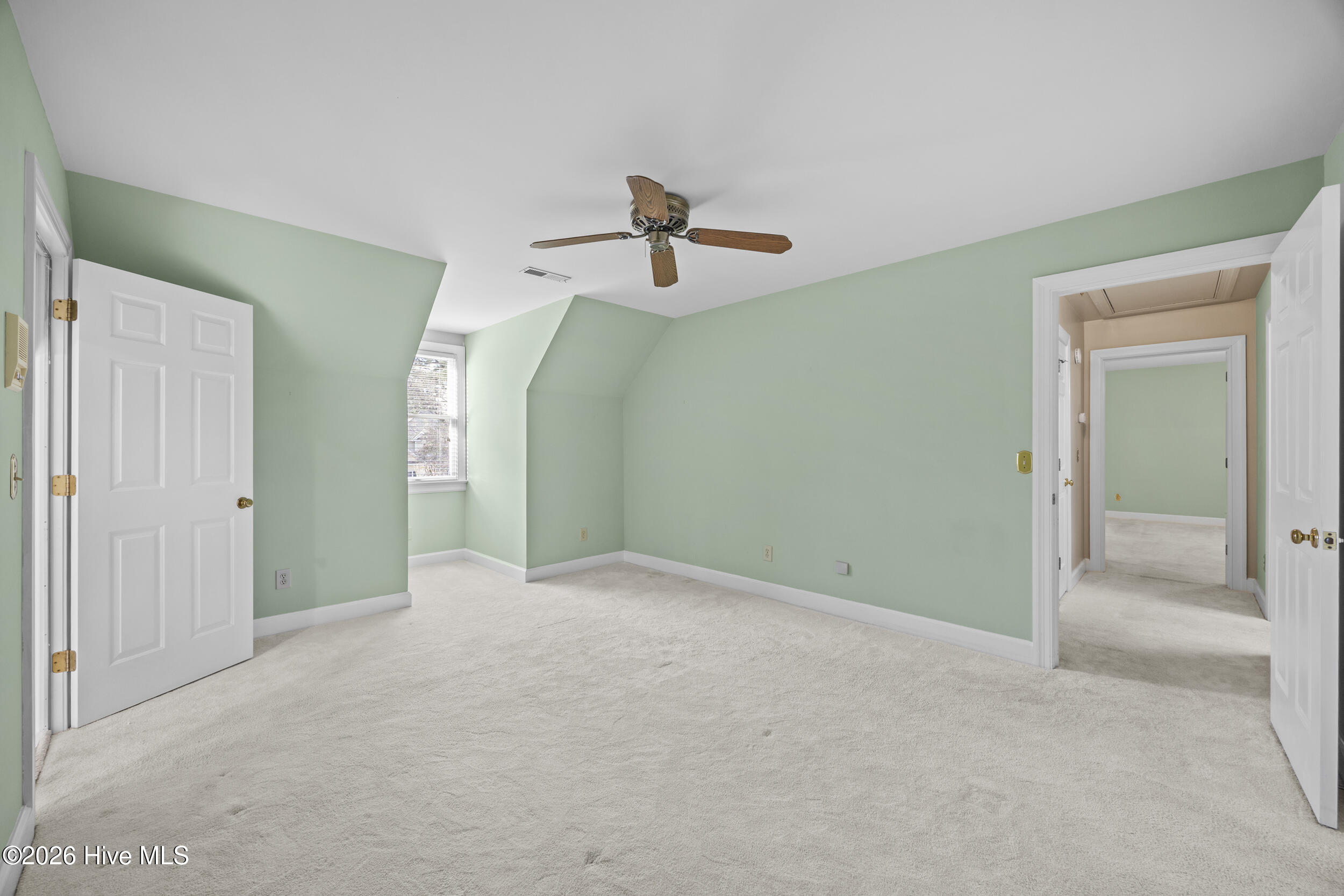 100560704 | Photo 43